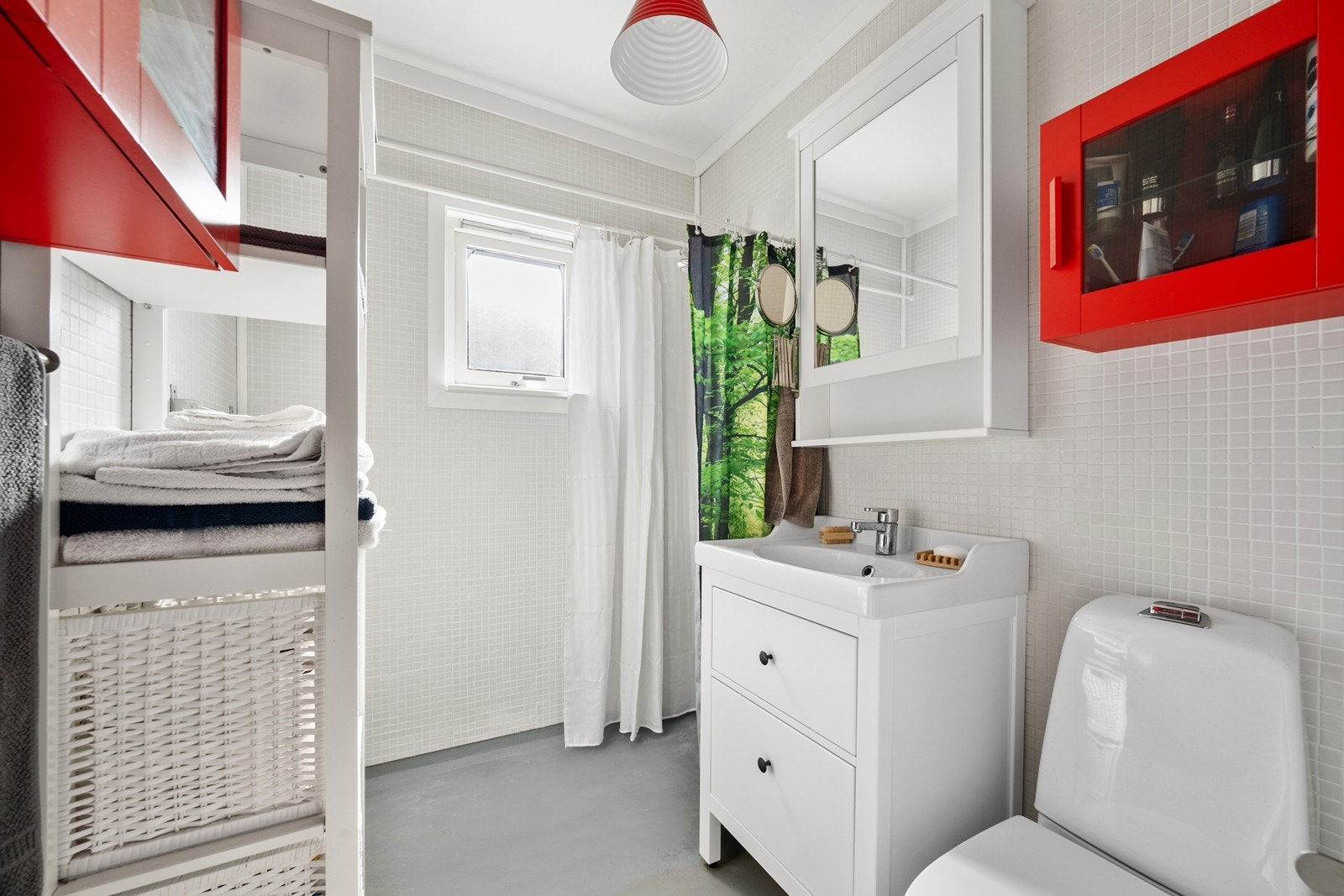 Badet ble pusset opp i 2017 med nye fliser på vegg, ny wc og nytt servant- og speilskap. Galleribilde