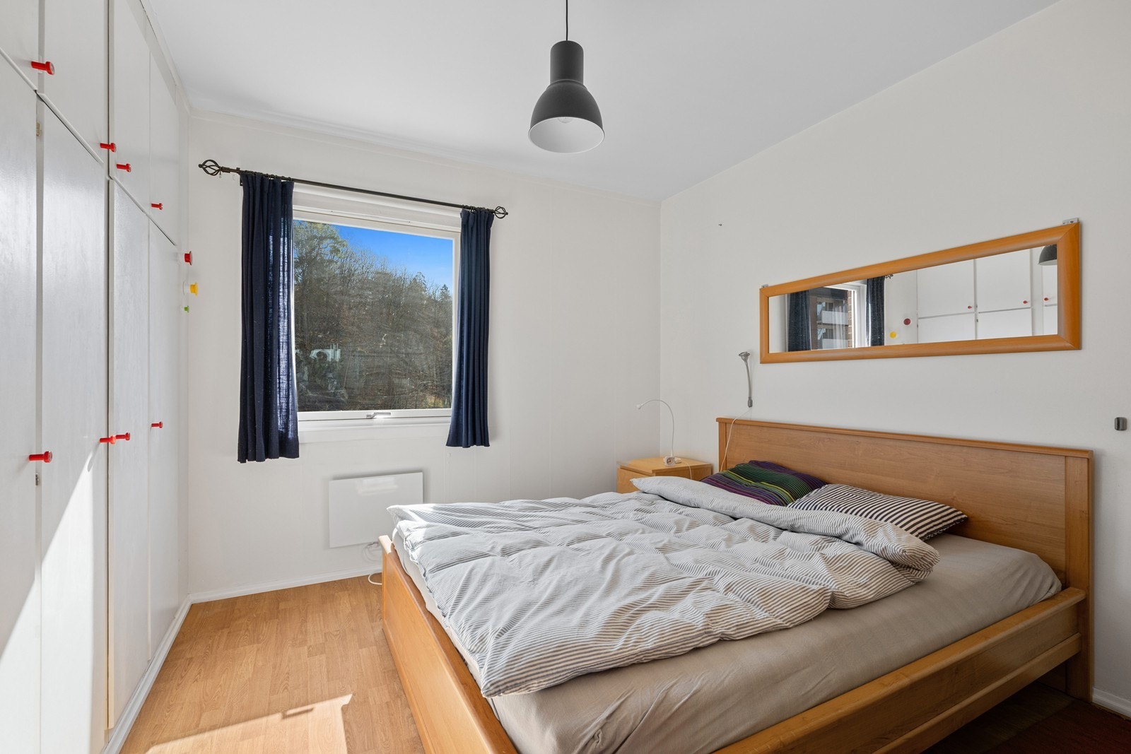 Soverommet er lysmalt, og har plassbygde skap. Galleribilde