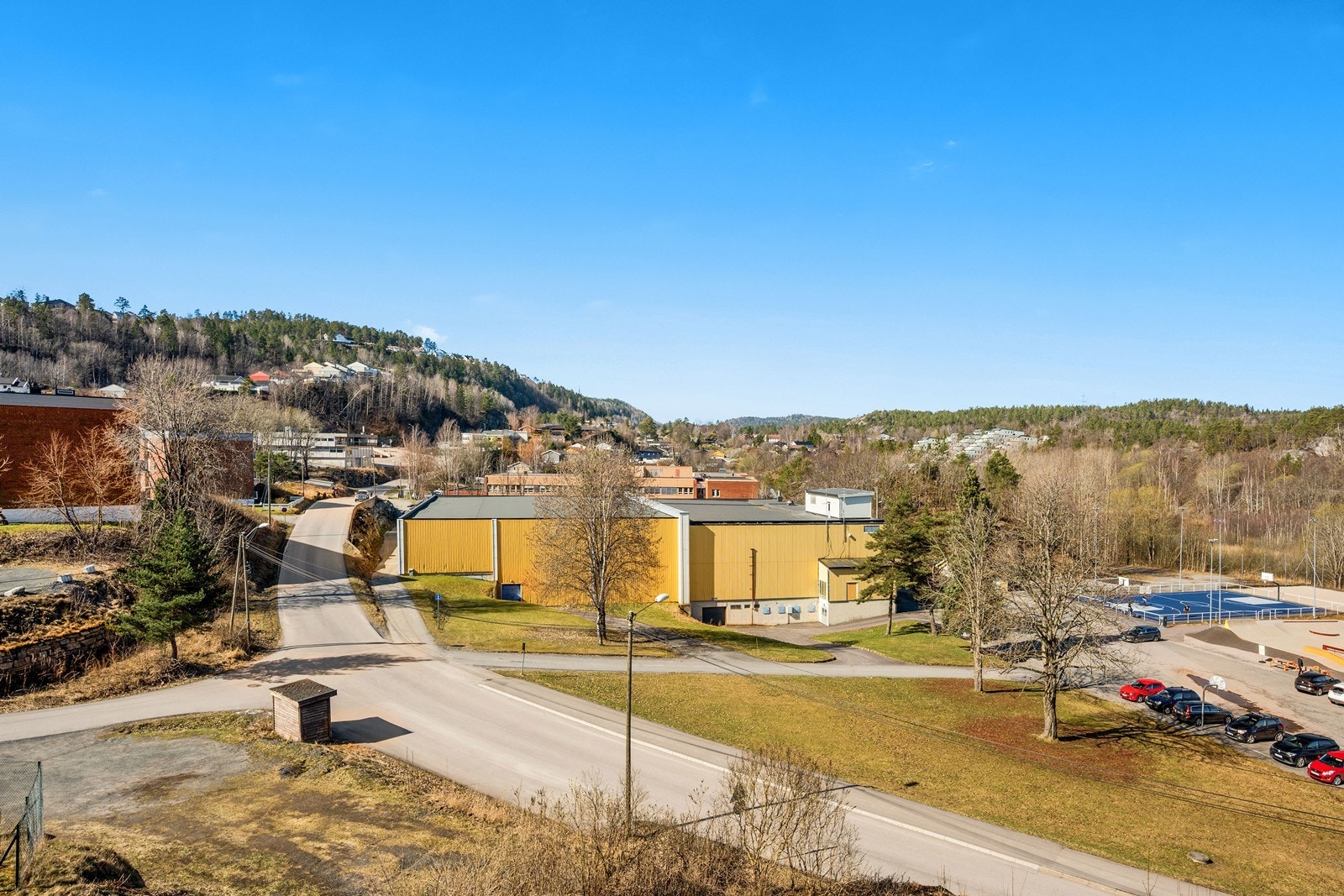 Attraktiv beliggende leilighet på Kalstad i barnevennlig område, med gangavstand til barnehager, skole, idrettshall, naturområder og butikker. Galleribilde