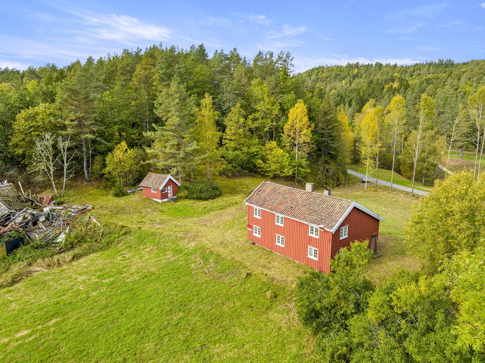 Et tidligere småbruk med rester av et eldre uthus og noe skrånende tomt på begge sider av boligen hovedsakelig bestående av innmark og et hyggelig tun. Galleribilde