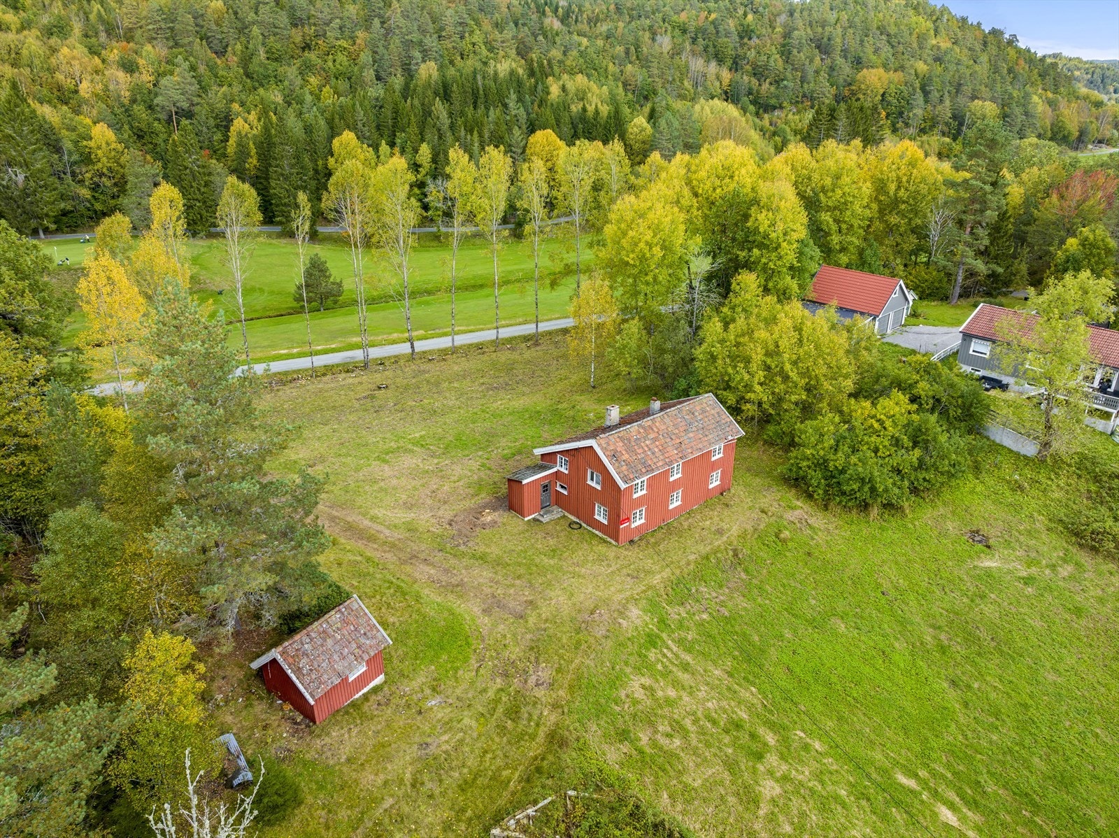 Velkommen til Båslandsveien 23 - Eiendommen ligger i idylliske omgivelser ved Nes Verk i Tvedstrand kommune. Foto: Johnny Aasen. Galleribilde