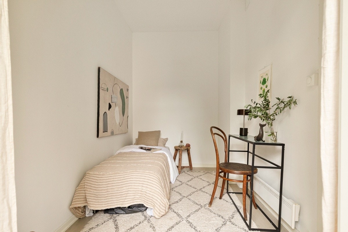 Soverom innenfor kjøkken, 7 kvm og med egen balkong med utsikt til den frodige og fine bakgården. Perfekt forlengelse av soverommet på varmere dager! Galleribilde