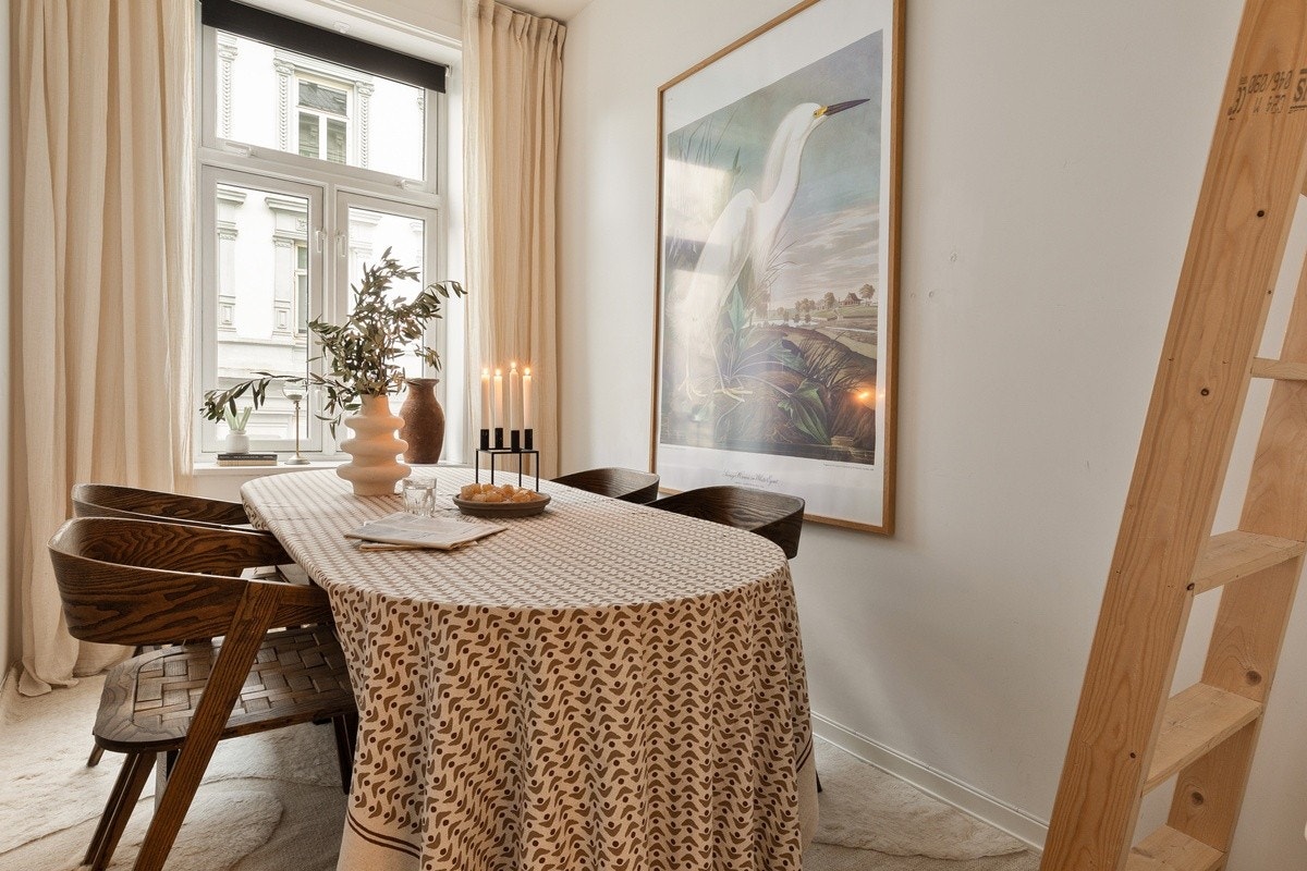 Enda et lyst og fint soverom med plass til ønskelig møblement. Soverommet har en praktisk hems som ses på neste bilde. Galleribilde