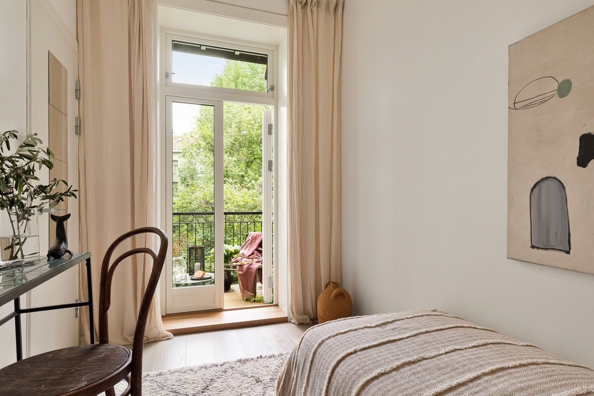 Fantastisk utsikt til bakgården. Masse lysinnslipp og høyt under taket. Balkongdøren og balkongen er ny fra 2020. Galleribilde