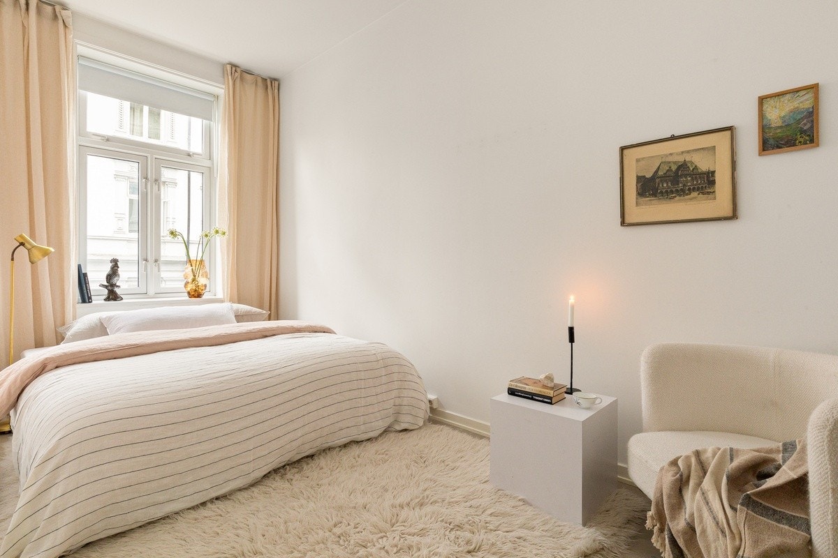 Soverom med plass til dobbeltseng og annet møblement. Galleribilde