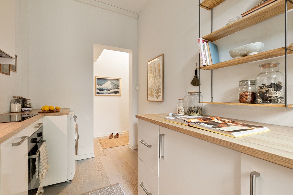 Kjøkken med alt av hvitevarer, samt kombinert vask/tørk. To små integrerte kjøleskap og oppvaskmaskin. Plass til en liten fryseboks over vask/tørk dersom ønskelig. Galleribilde