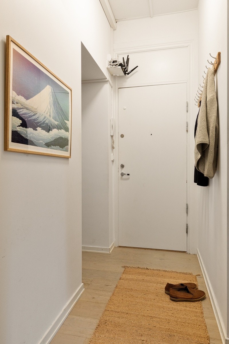 Entré med praktiske knagger for å henge fra seg, samt god plass til lagring av sko. Galleribilde