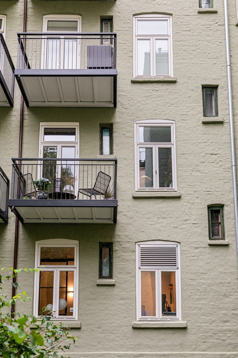 Balkong sett fra bakgård. Flott bygård! Galleribilde