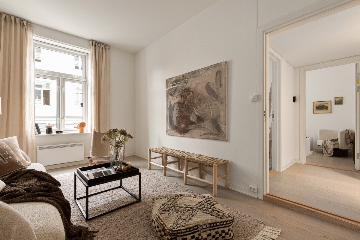 Stue inn mot mellomgang og tilstøtende soverom. Galleribilde