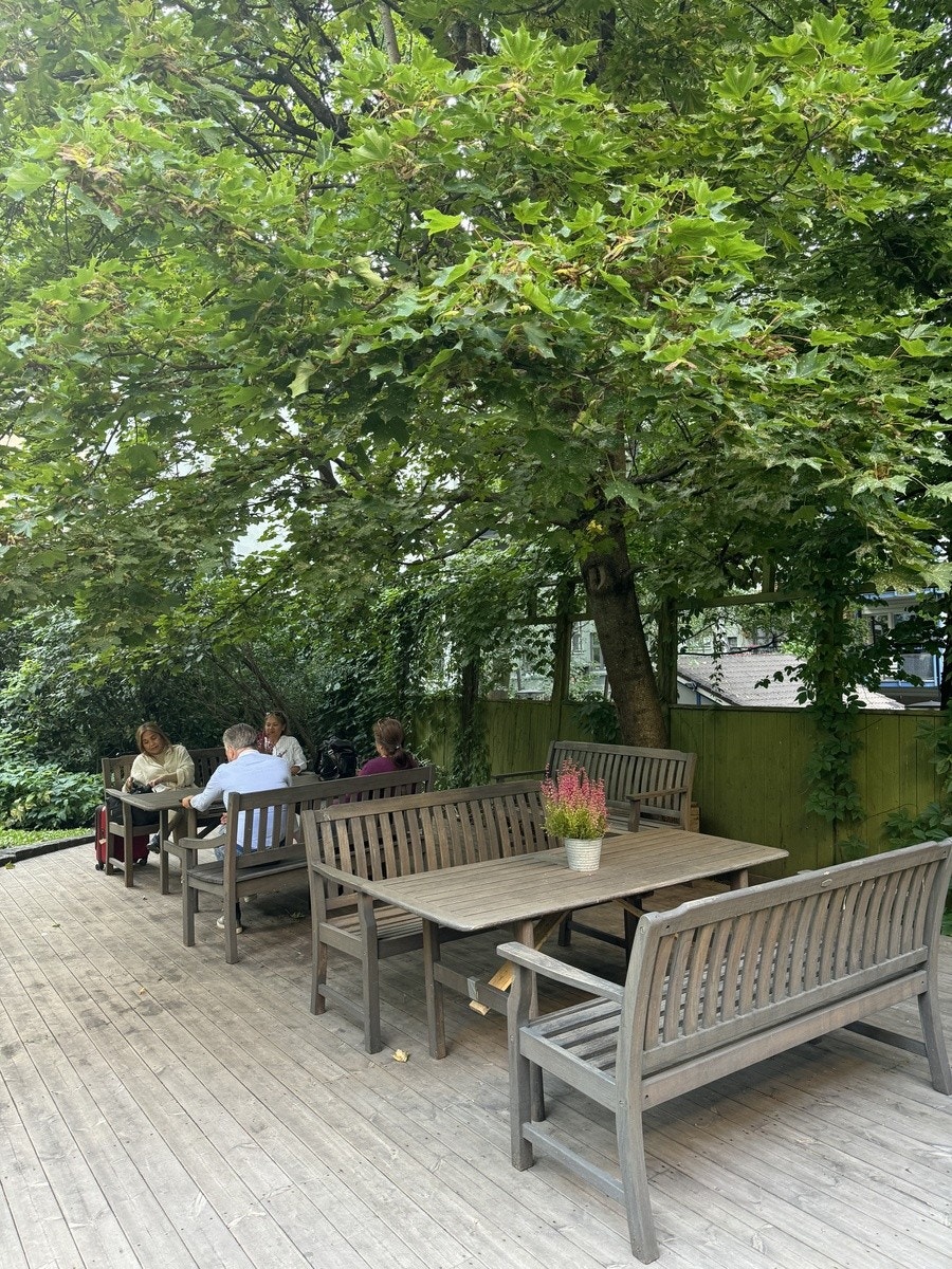 Bakgården er som en privat park midt i byen. Galleribilde