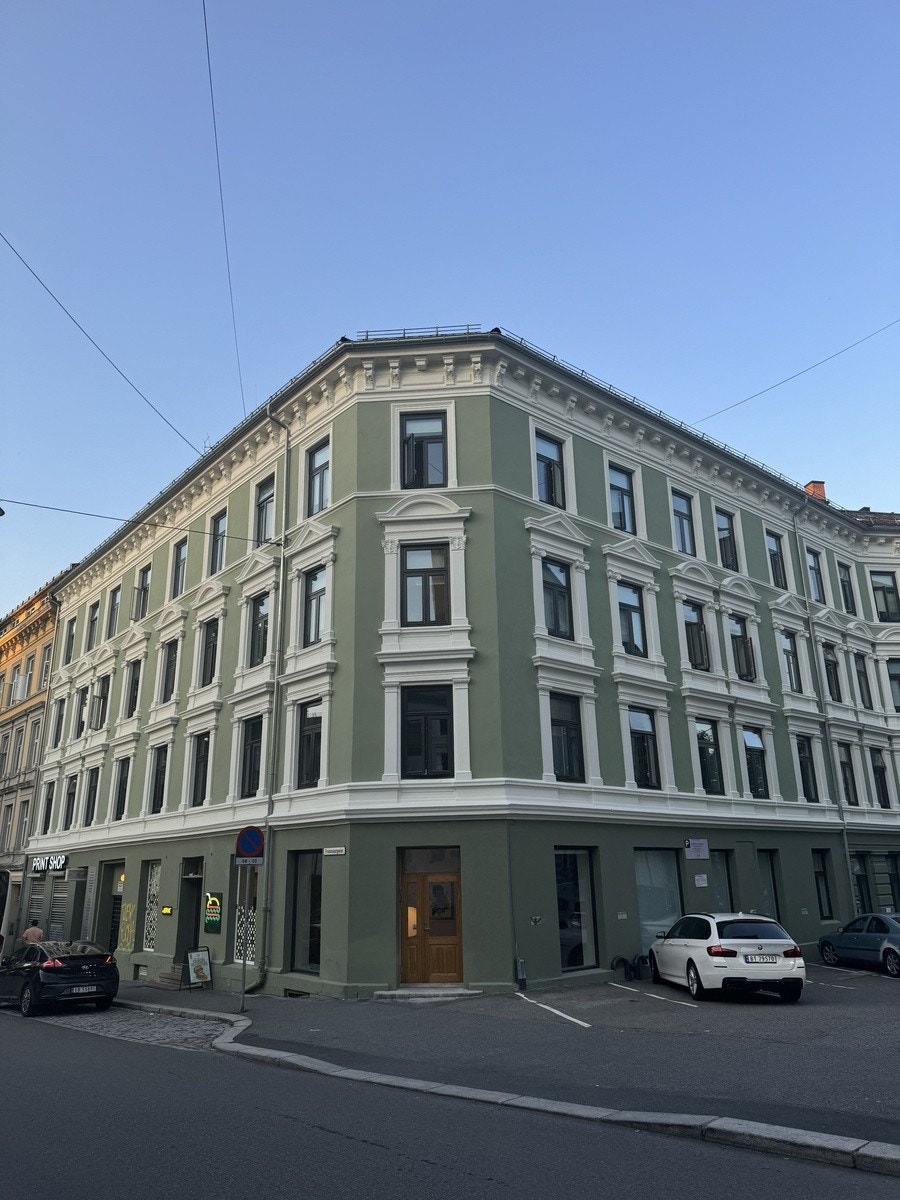 Fasaden sett fra gateplan. Leiligheten er i midten av andre etasje. Galleribilde