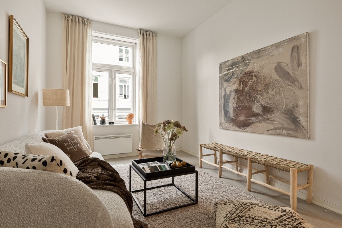 Stuen er på hele 13,3 kvm. Kan benyttes som stue, eventuelt soverom. Galleribilde