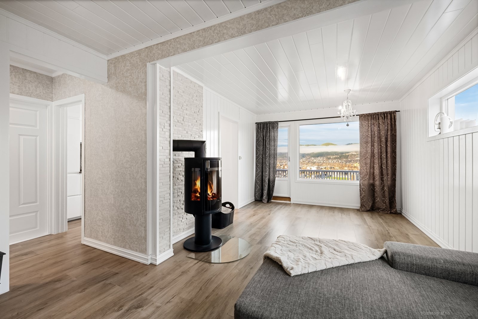 Stuen er pent innredet med lysmalte overflater og slitesterk laminat på gulv. Galleribilde