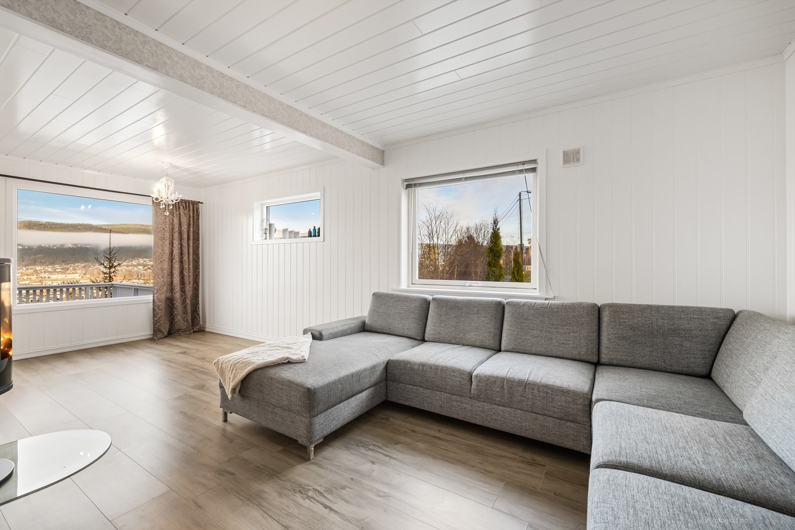Boligen har en lys og innbydende stue i 1. etasje. Galleribilde