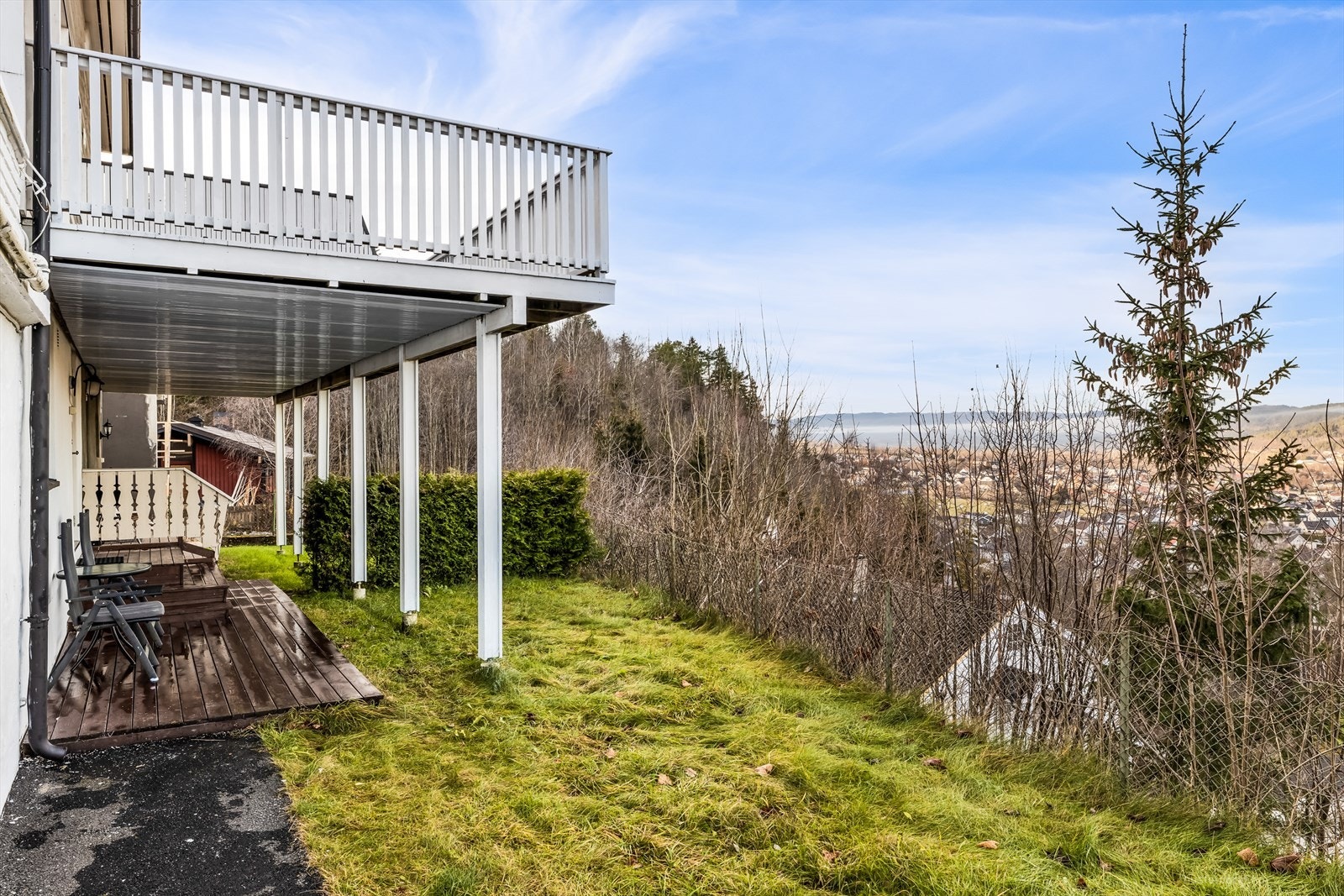 Her er det også en terrasseplatting og hyggelig utsikt. Galleribilde