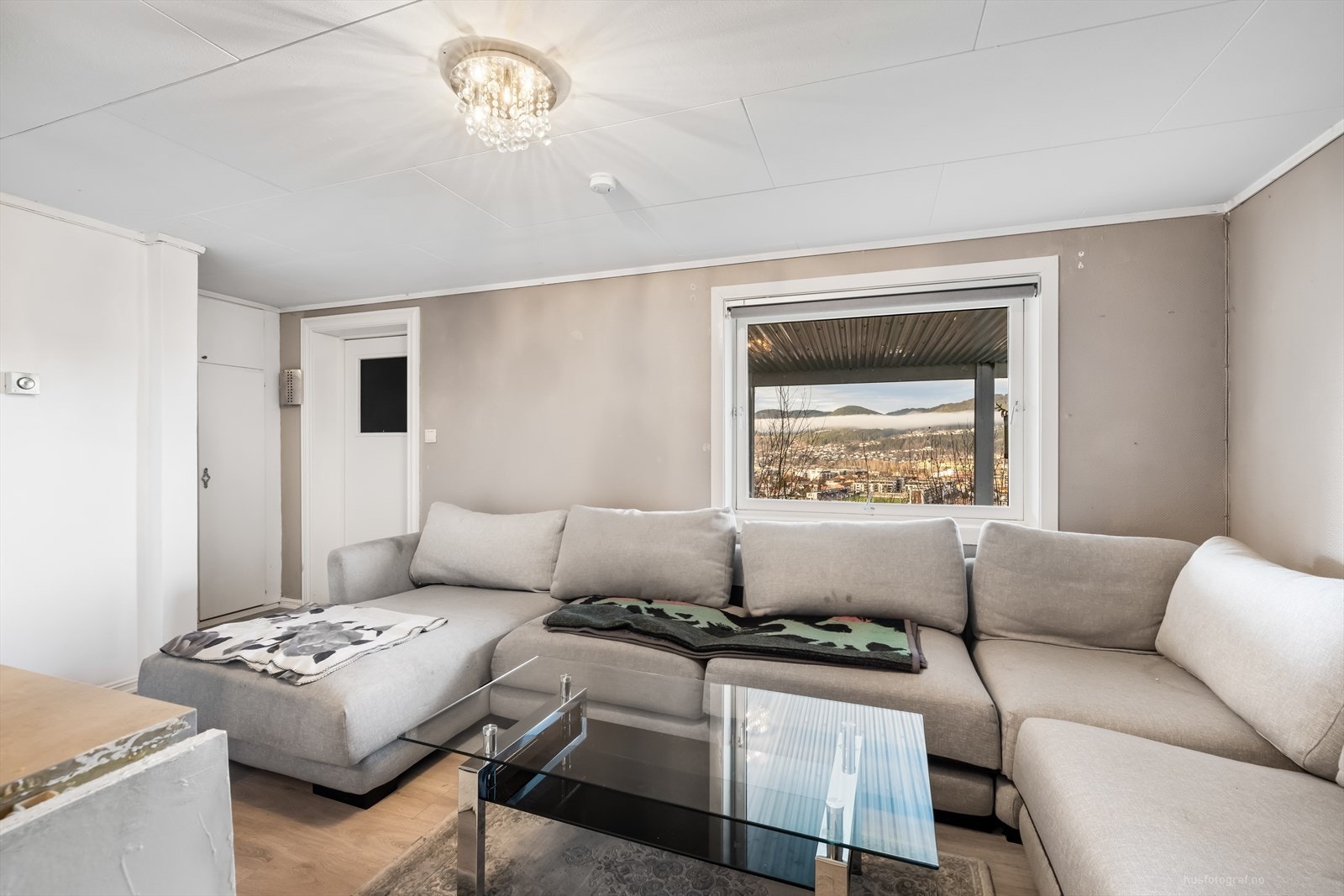 Hybelen har gjennomgang via vaskekjeller og egen inngang. Galleribilde