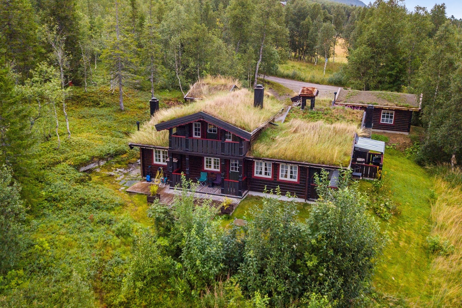 Nostalgisk og nydelig hyttetun som ble bygd i 2007. Her finner du en stor hytte på ca. 75m2, garasje, vedskjul, eldhus/uthus og utedo. Eldhuset inneholder praktisk arbeidsrom og rom med vedovn og grue/kamkakovn, samt kjeller som benyttes som kjølerom. Galleribilde