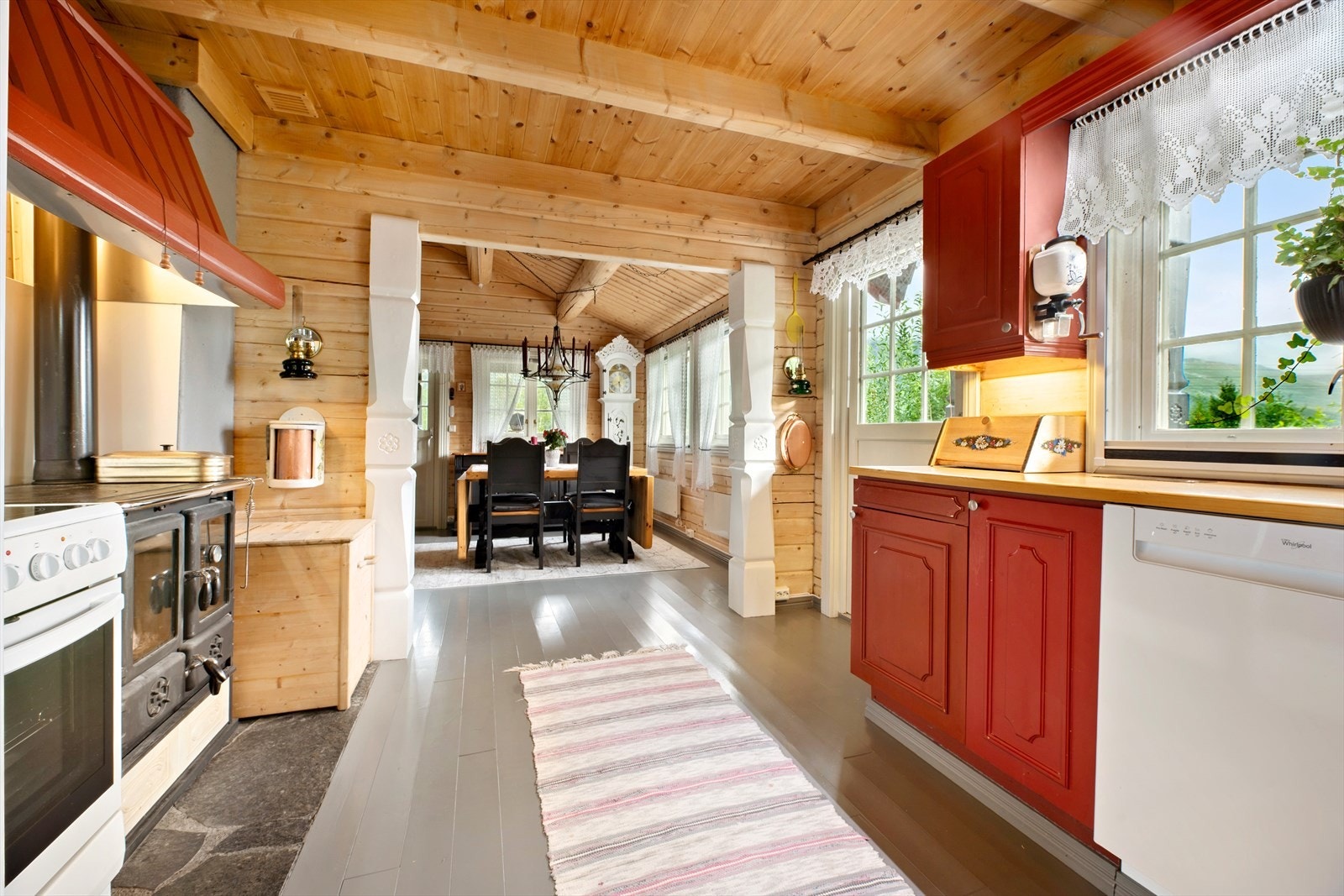 Kjøkkenet passer perfekt inn i hytta. Hytta varmes opp av vedovn på kjøkkenet og strøm. Hvitevarer medfølger. Legg merke til den italienske kjøkkenkomfyren som er vedfyrt. Fra kjøkkendelen er det dør ut til fin uteplass med trebord og benker. Galleribilde