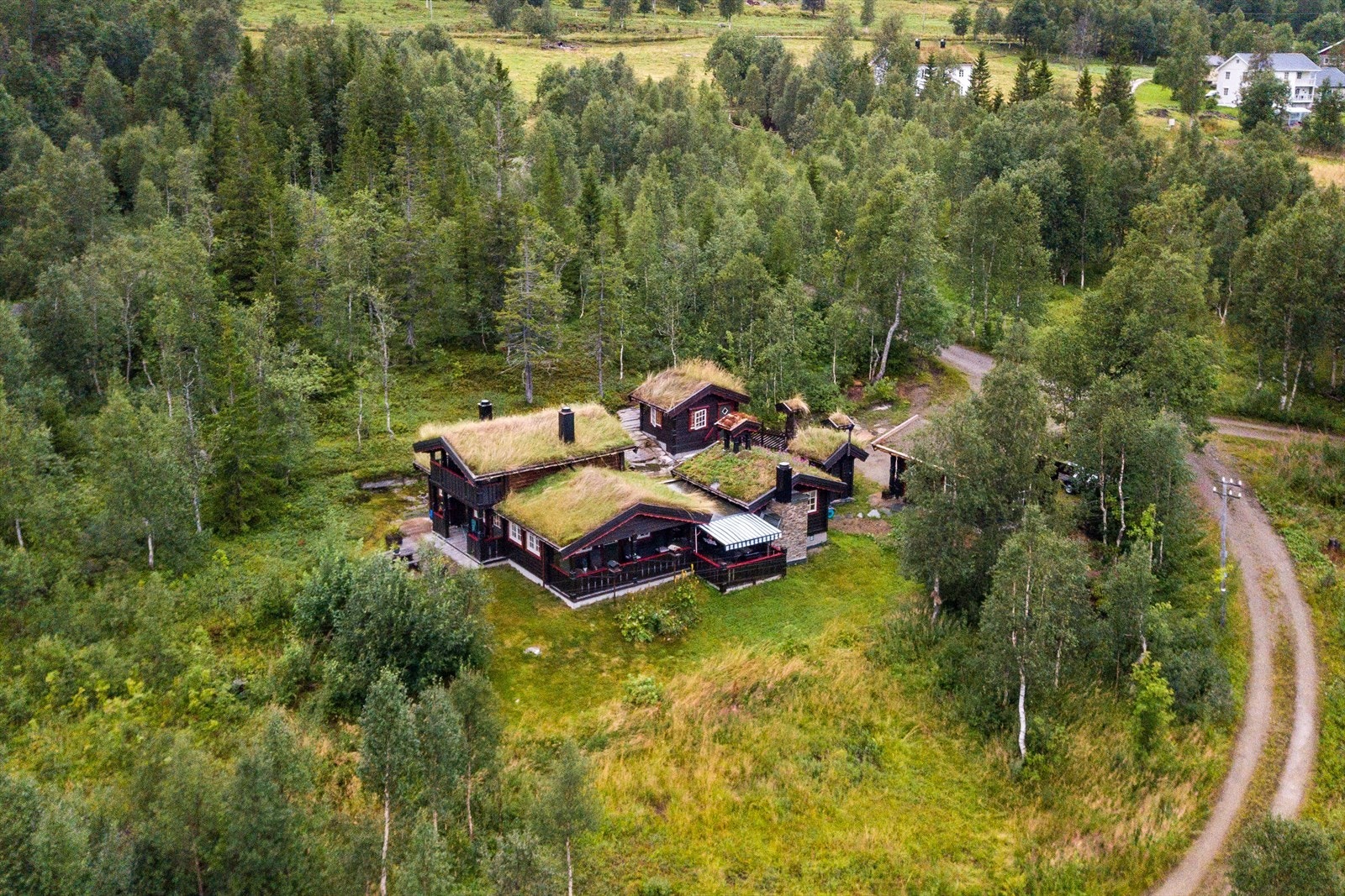 Dette er en sjelden mulighet. Veg helt frem til hytta hvor du har mulighet til å parkere i garasje. Galleribilde