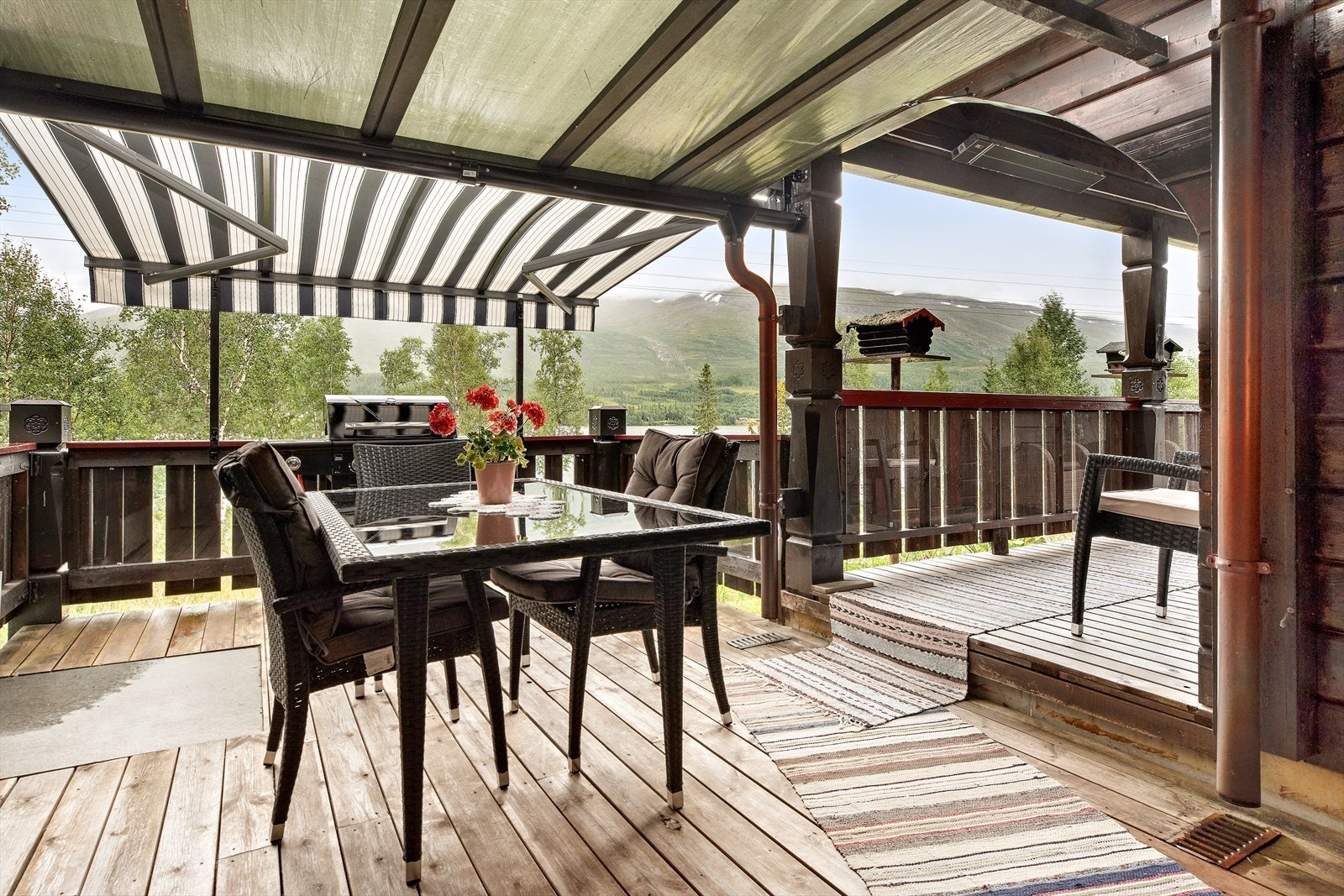 Vi ser videre ut fra sittegruppa på uteplassen. Fint sted å grille. God plass for hage-spisebord. Galleribilde