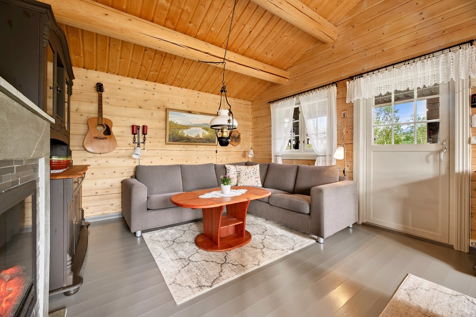 Koselig stue med utgang til terrasse og "sommerstue". Det er fiber på hytta via Villmarksnett. Tregulv i alle rom unntatt gang, bad og badstu. Galleribilde