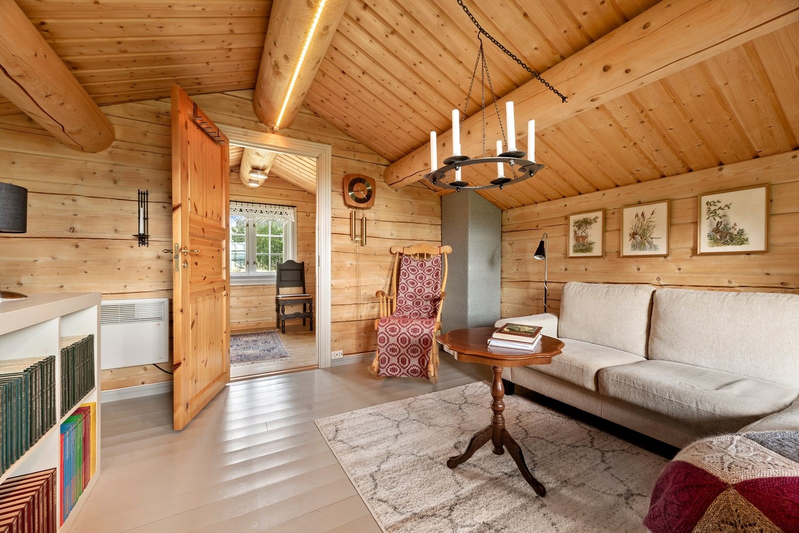 Fra "oppstua"/TV-stue mot soverom. Legg merke til de solide bjelkene under taket. Galleribilde