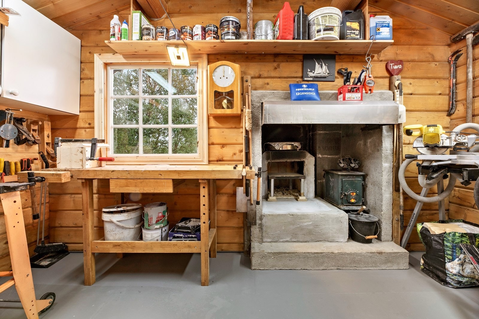 Eldhus/uthus/bakstehus/snekkerbod har 2 rom. Et som brukes som uthus. Dør fører videre til det innerste rommet som har både vedovn og baksteovn (kamkakovn). Det er luke i gulv til jordkjeller som benyttes som kjølerom. Galleribilde