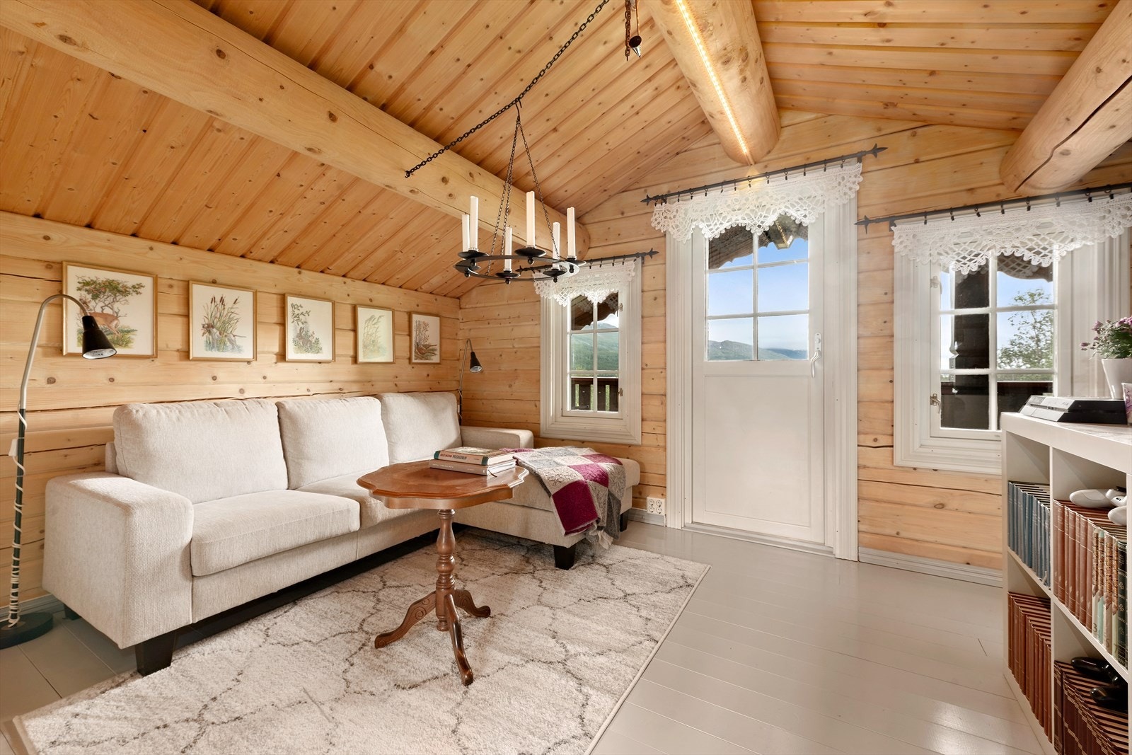 Så beveger vi oss til "oppstua". På loftet er det loftstue hvor man kan trekke seg tilbake når storfamilien samles. I tillegg er det et romslig soverom på loftet. Døra går ut til veranda. Galleribilde