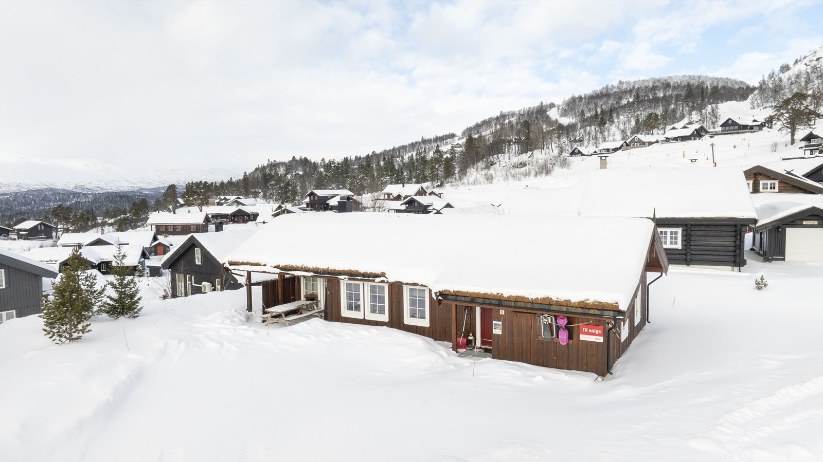 Velkommen til Skituppen 6 - Holtardalen: Med sin vestvendte beliggenhet, høyt i terrenget, har man sol hele dagen samt en flott utsikt til Raulandsfjell og områdene rundt. Foto: Kalis Foto. Galleribilde