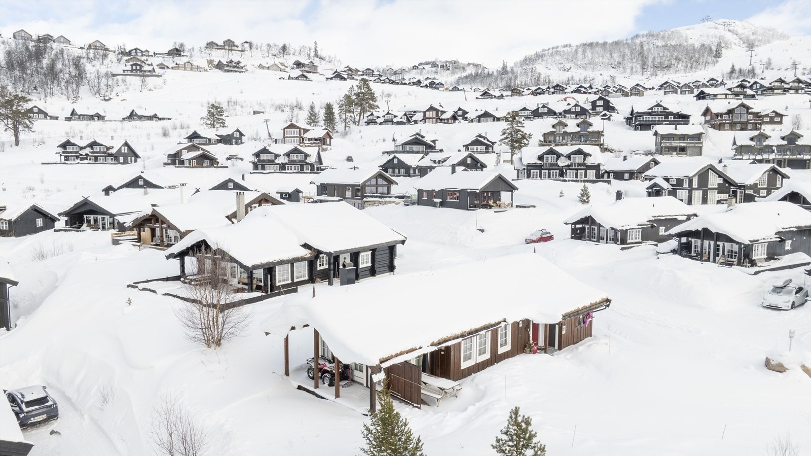 Velkommen til Holtardalen og en velholdt fritidsbolig med flott beliggenhet i godt etablert del av Holtar. Hytta har en meget sentral beliggenhet og særdeles enkel adkomst til alpintanlegg og skiløyper forøvrig. Galleribilde