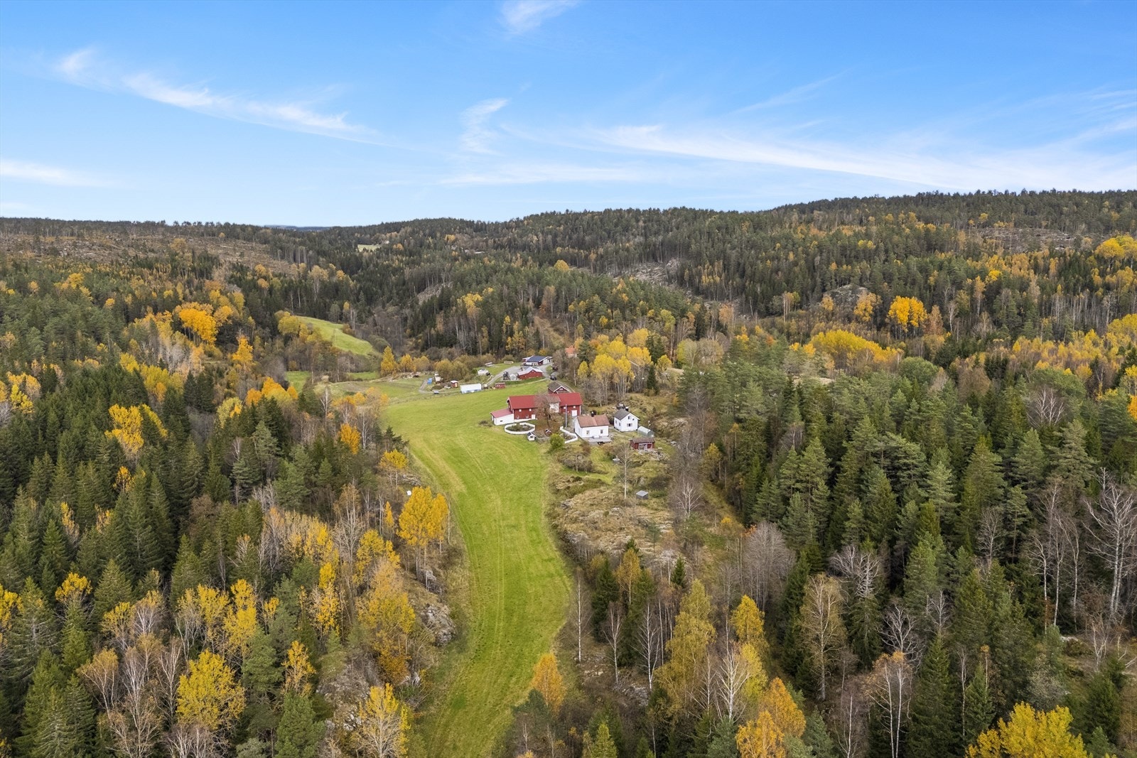 På eiendommen er det oppført våningshus, bryggerhus, Låve, badstue-hus og garasje/vognskjul Galleribilde