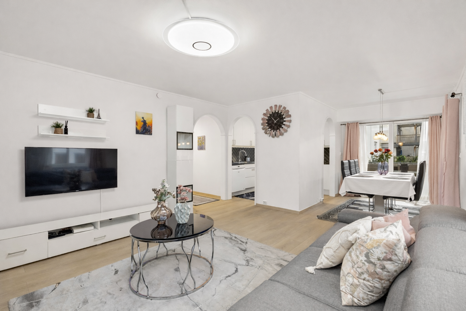 Romslig stue/spisestue med delvis adskilt kjøkken. Boligen har tre himmelretninger, noe som gir svært gode lysforhold. (Bildet er digitalt redigert for å illustrere alternative fargevalg på interiør). Galleribilde