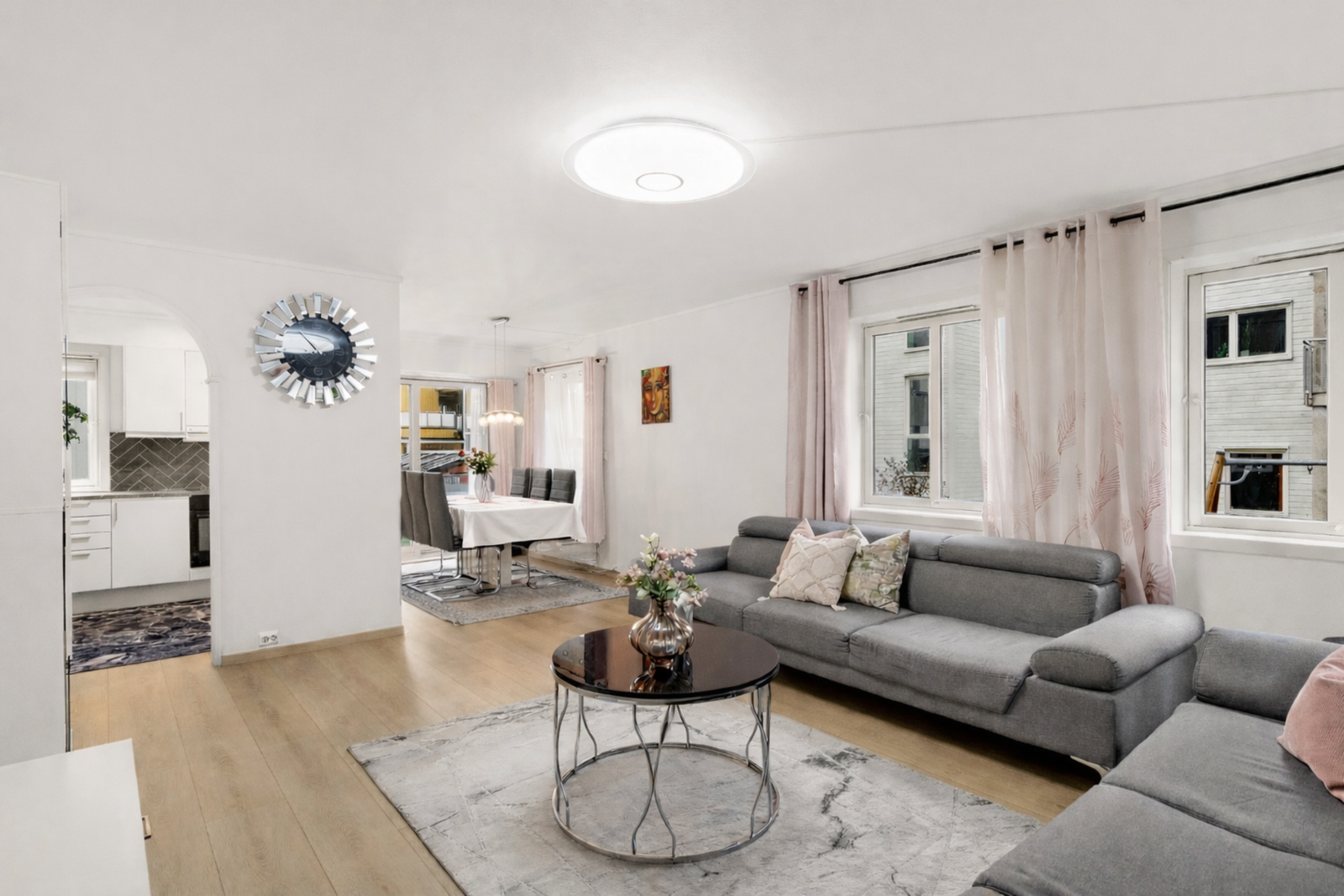 Velkommen til Wergelandsvegen 5 B - En lys og velholdt 3-roms leilighet med praktisk planløsning, samt enkel adkomst i 1. etasje. (Bildet er digitalt redigert for å illustrere alternative fargevalg på interiør). Galleribilde