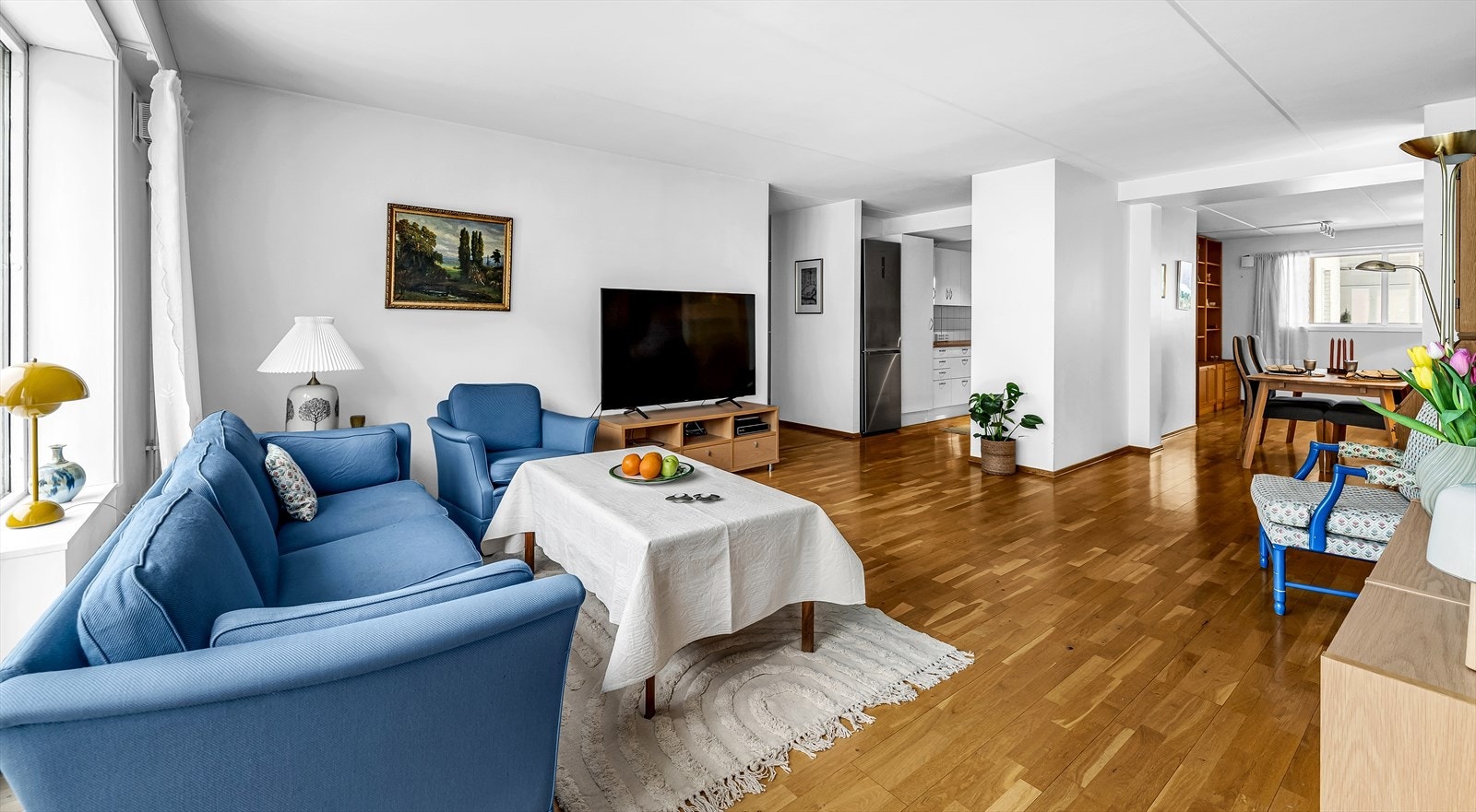 Her har man god plass til sofa og tv, samt eget område for spisebord. Galleribilde