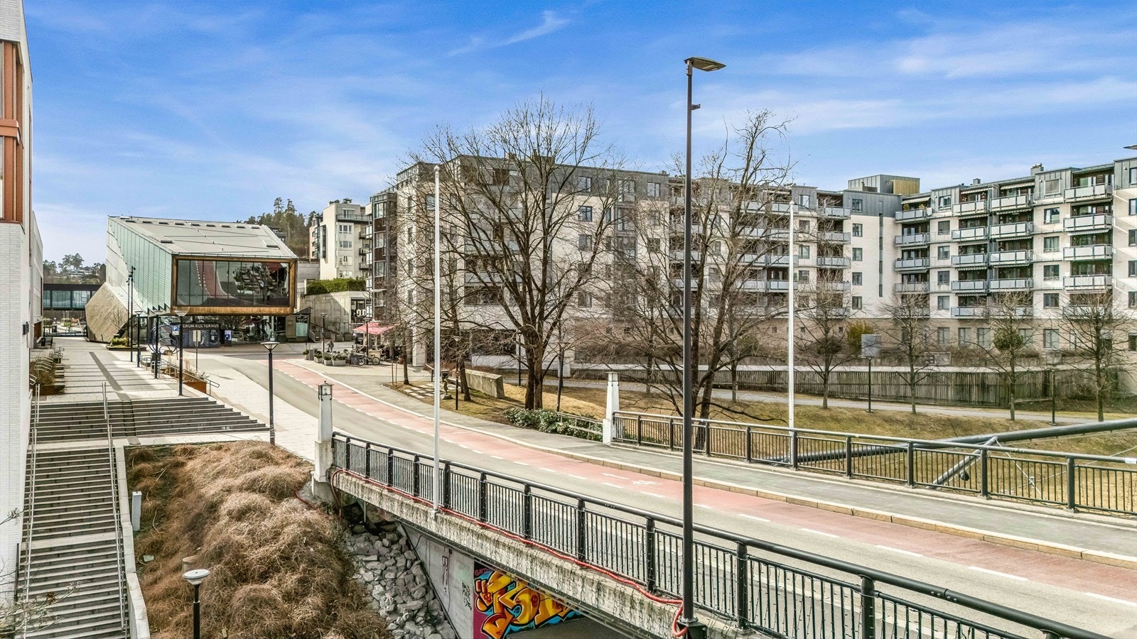 Attraktiv og sentral beliggenhet i Sandvika sentrum med kort vei til butikker, servicetilbud, Sandvika Storsenter, kulturtilbud, kaféer og spisesteder. Galleribilde