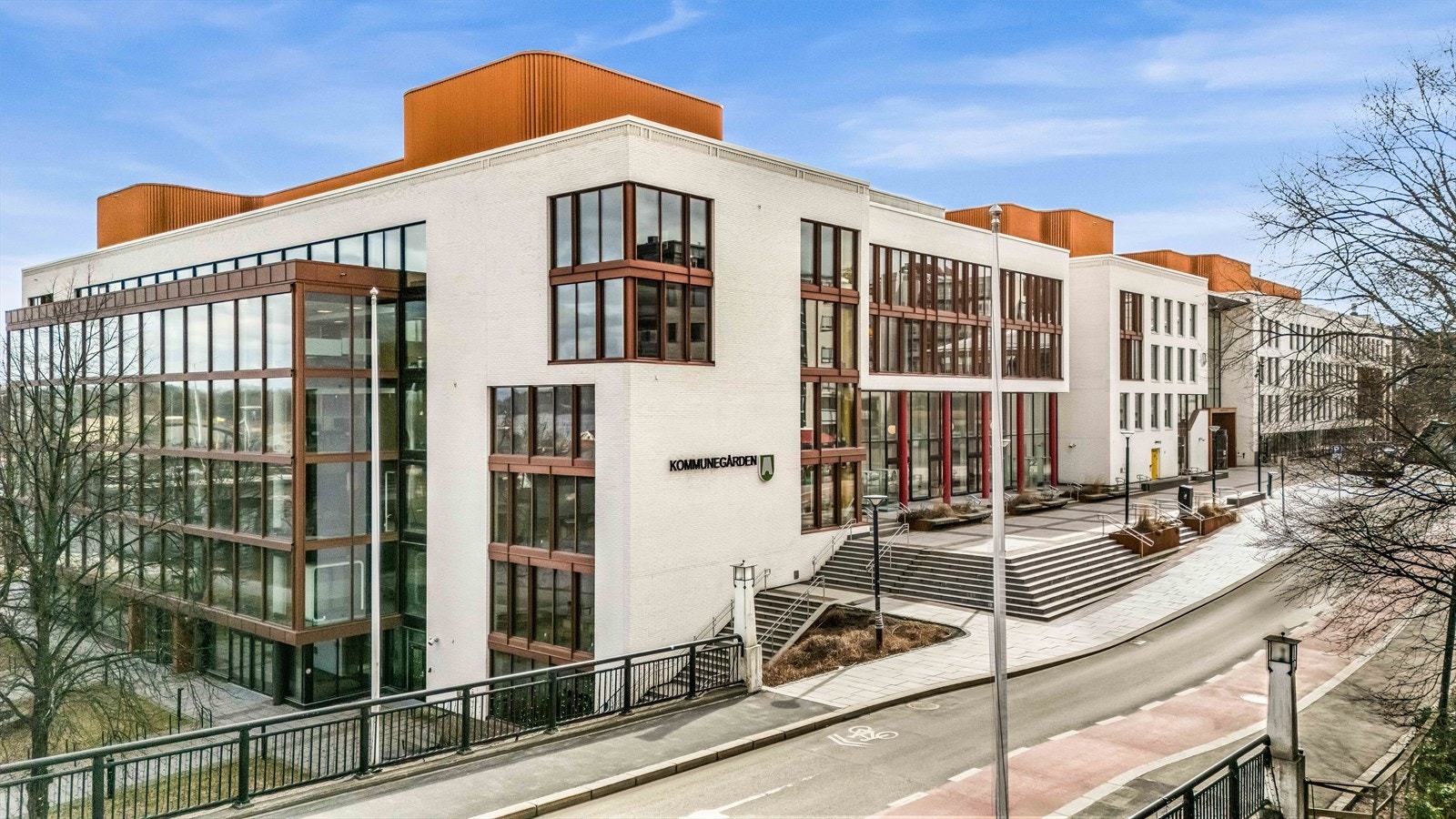 Kommunegården er lett tilgjengelig til fots fra leiligheten. Galleribilde