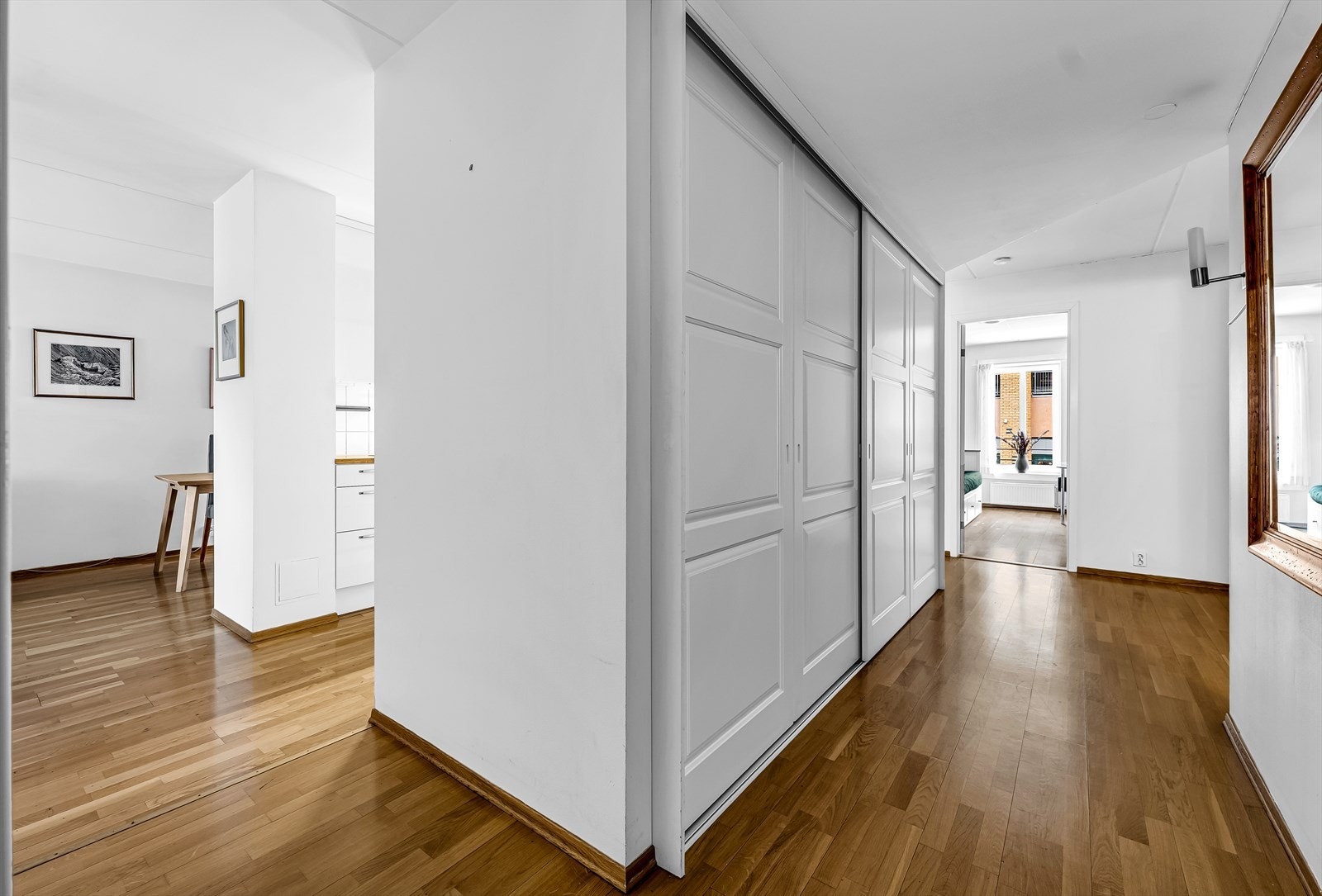 Entrè / hall med stort garderobeskap med muligheter for avkledning og diverse. Galleribilde