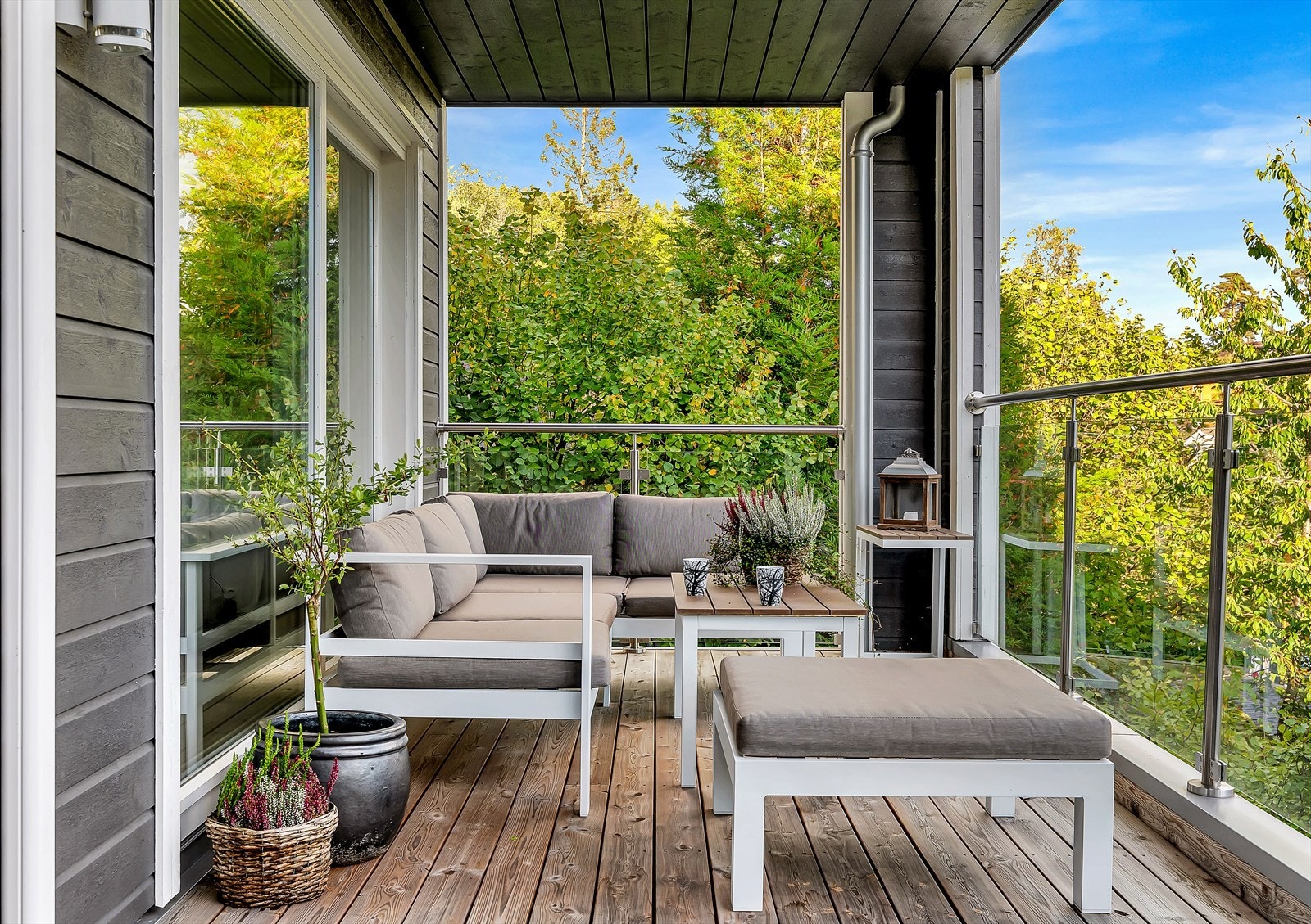 Fra stuen er det utgang til delvis overbygget terrasse. Galleribilde