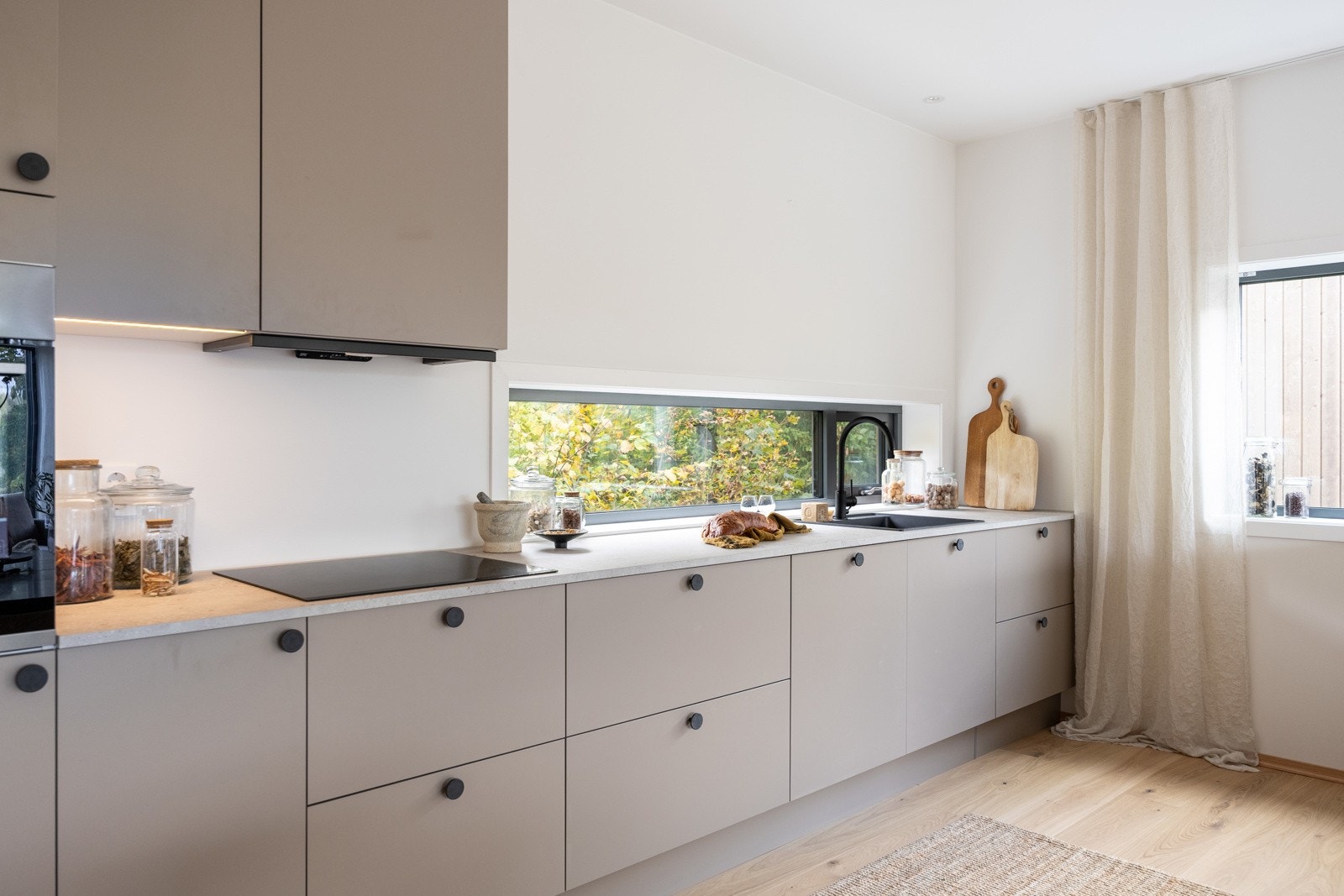 De innvendige bildene er tatt fra nabohuset, men planløsning og kvaliteter er tilnærmet like (se plantegning for nærmere beskrivelse) Galleribilde