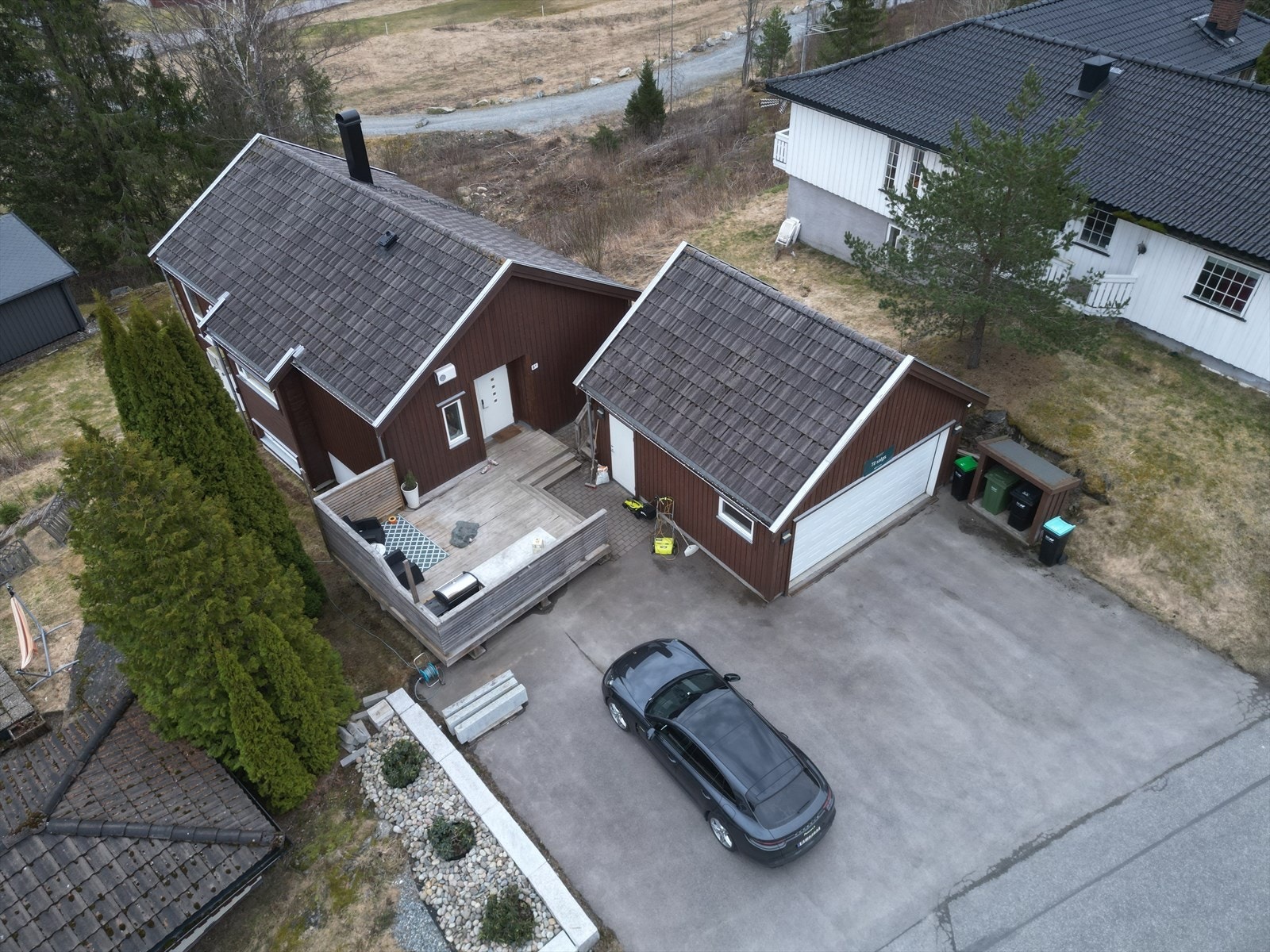 Eiendommen har gode parkeringsmuligheter både i garasje og på egen gårdsplass. Galleribilde