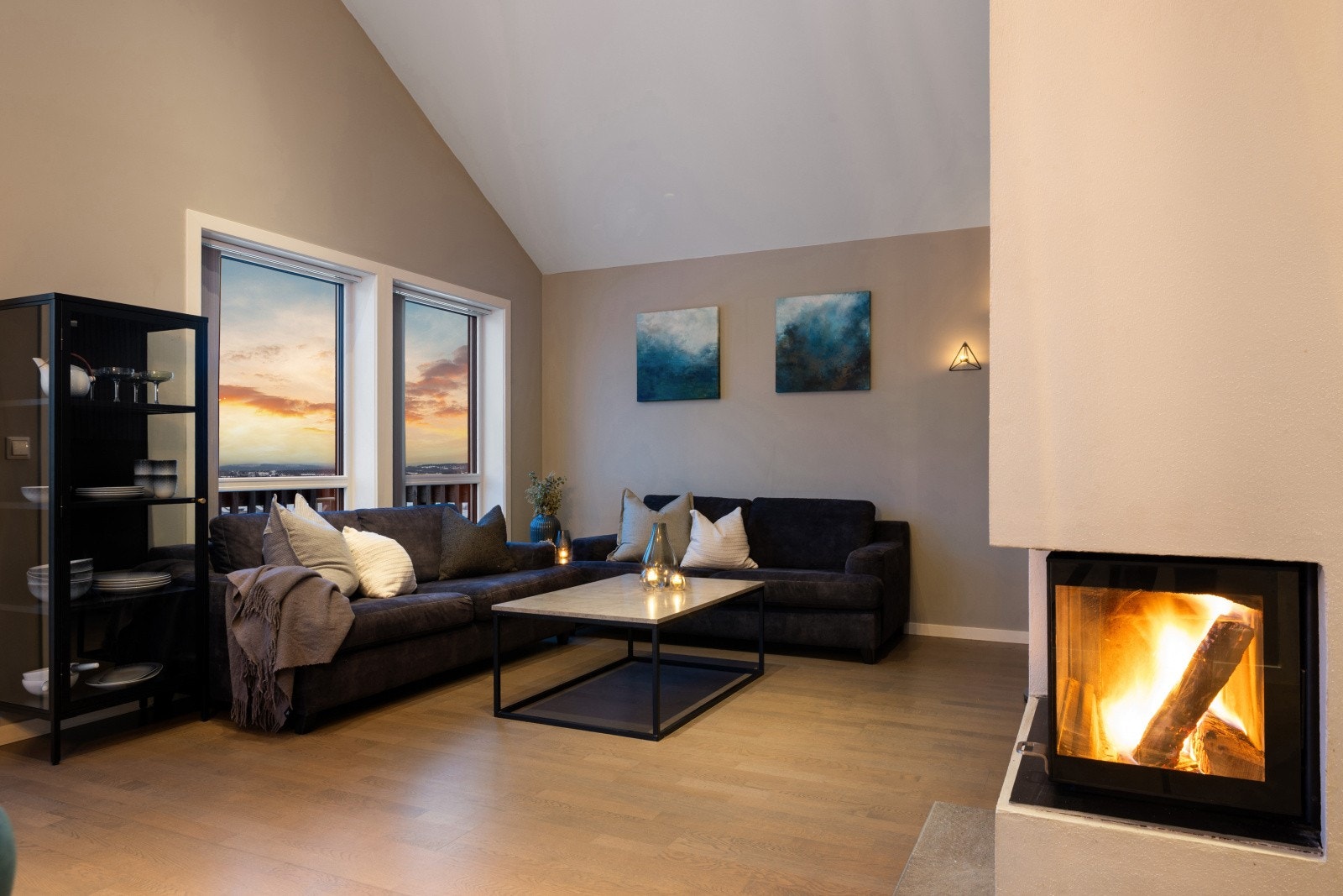 En stilfull peisovn tilfører både lun varme og ekstra hygge til oppholdsrommet. Galleribilde