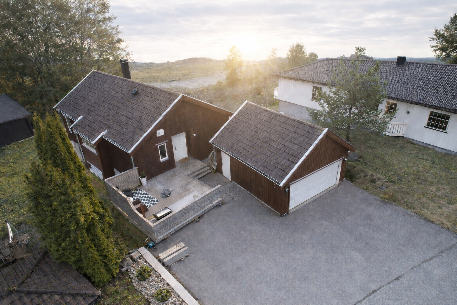 Gode parkeringsmuligheter på egen gårdsplass. Velkommen inn! Galleribilde
