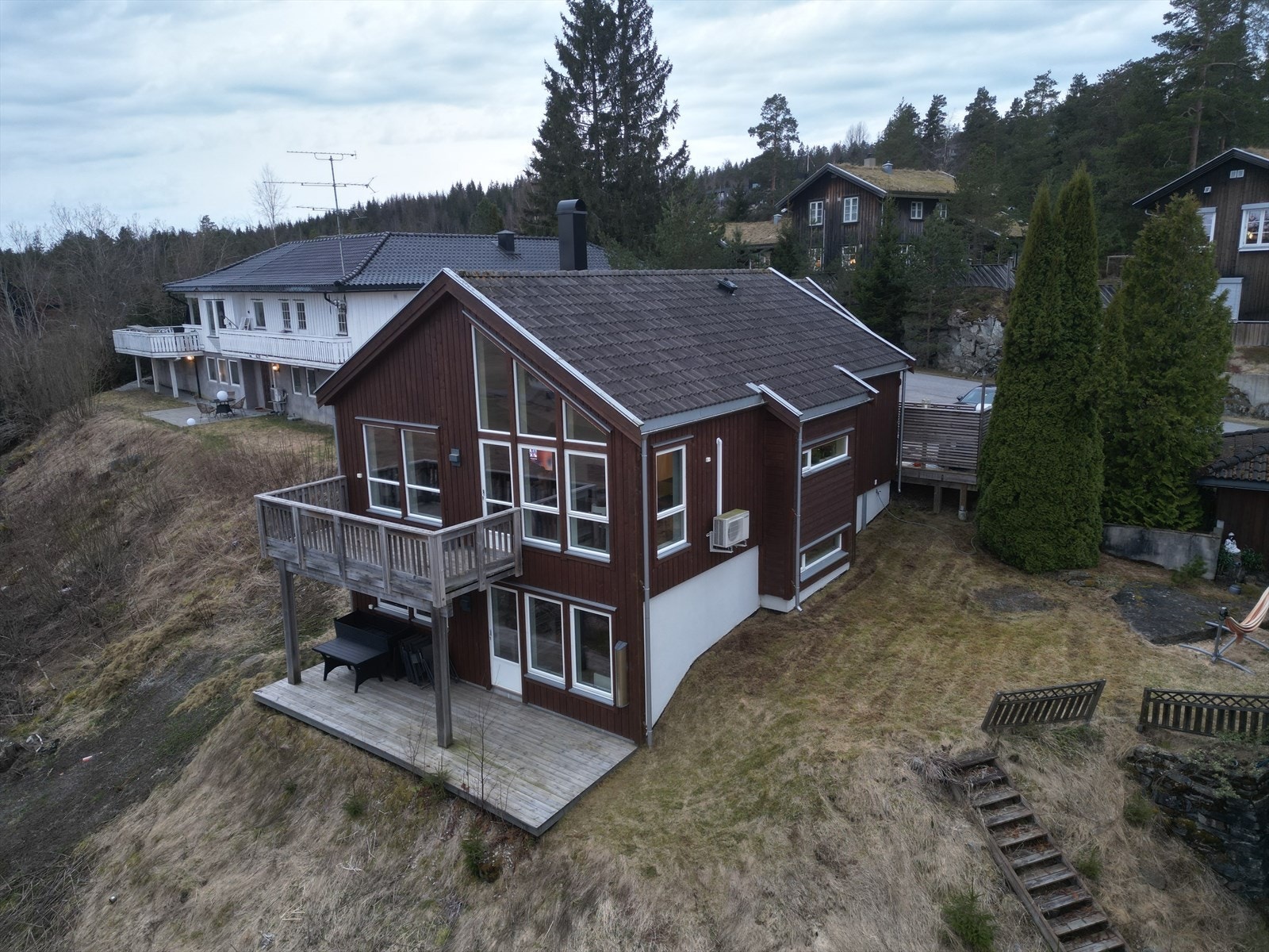 Brådalsfjellet er et populært og moderne boligområde like utenfor Ask. Her bor du høyt og fint, med kort avstand til marka. Galleribilde