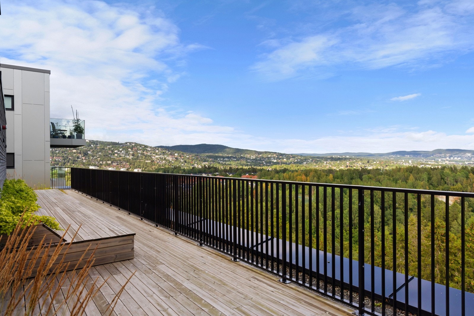Man har tilgang til felles takterrasse ved oppgang B. Gode sol -og utsiktsforhold. Galleribilde