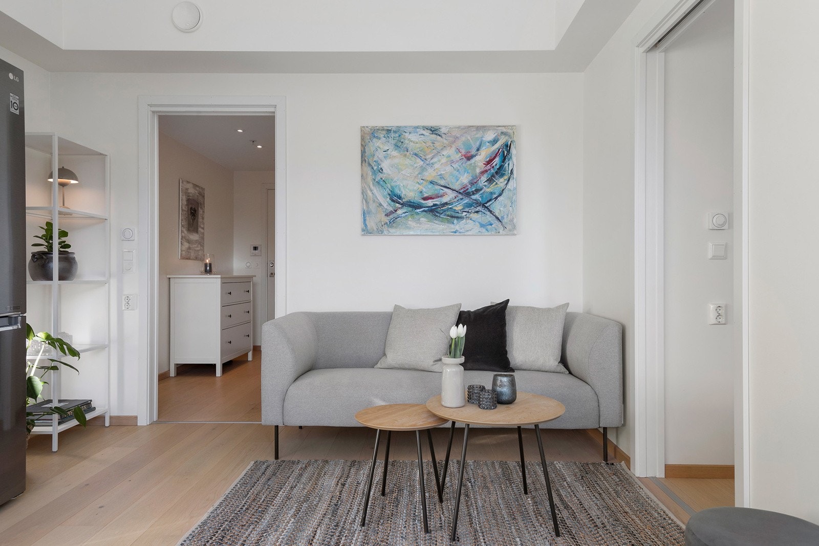 Stue med godt lysinnslipp og plass til sofa, stuebord og mediebenk. Galleribilde