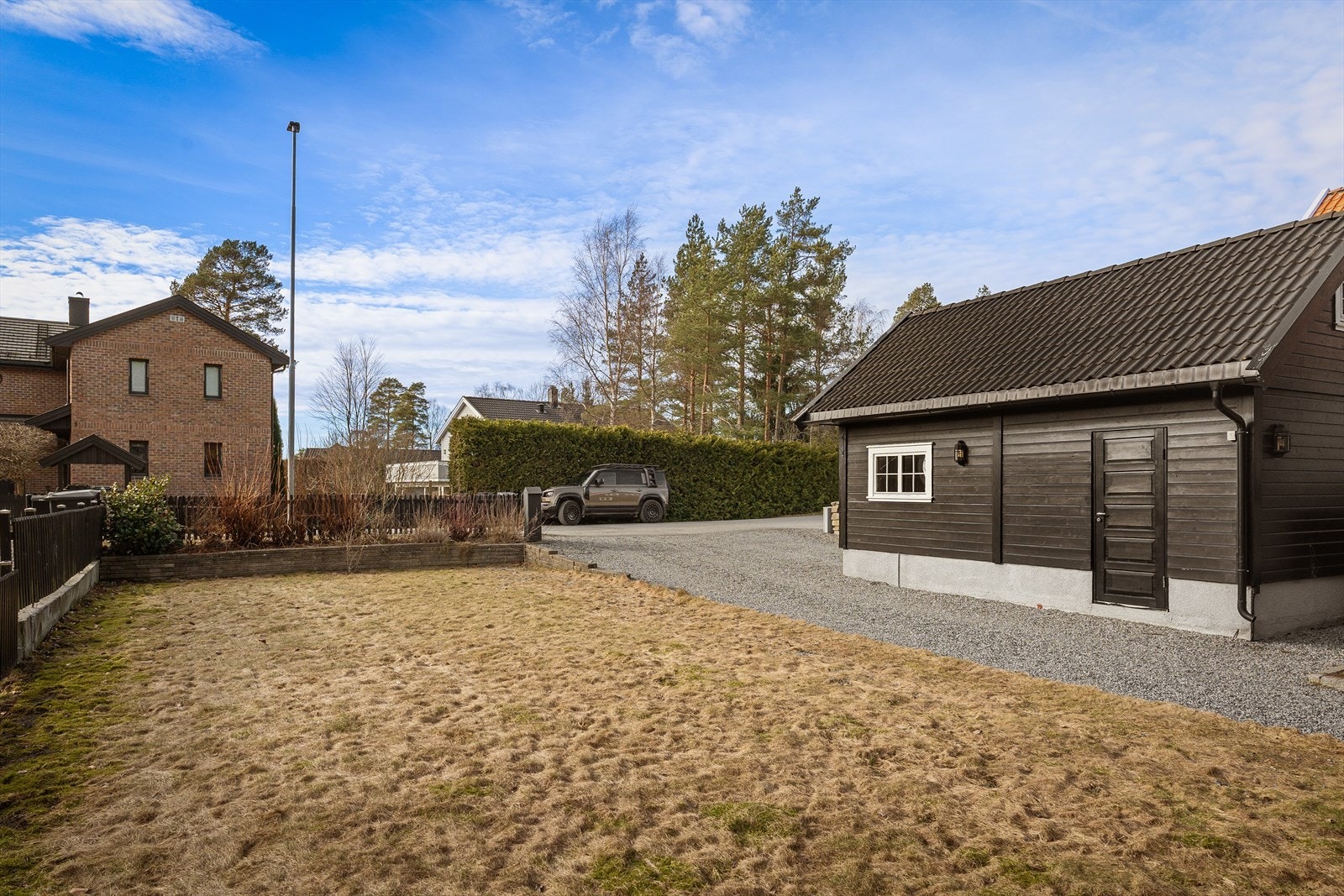 Det er flotte, barnevennlige plenarealer rundt boligen, med rikelig plass til trampoline, lek og moro. Galleribilde