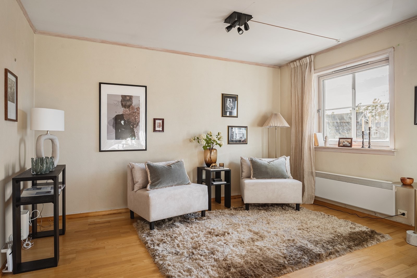 Stuen har en god romfølelse og kan lett deles inn i flere soner. Galleribilde