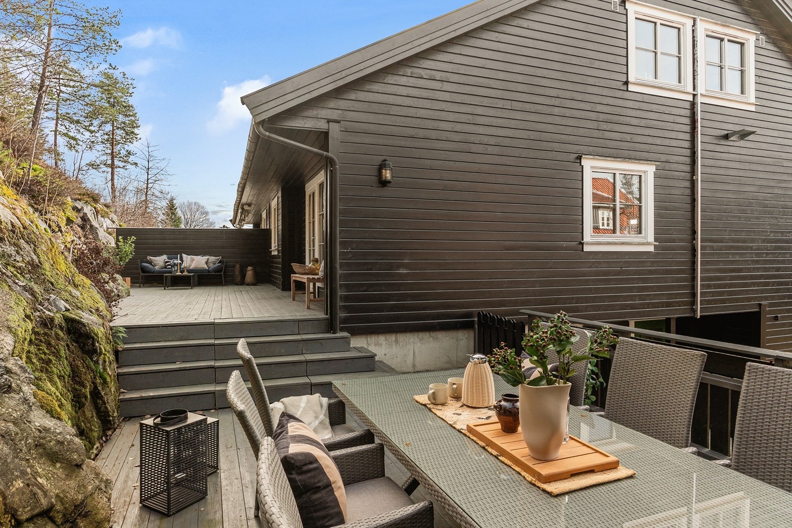Stor og skjermet terrasse på ca. 47 kvm over to plan, med god plass til solsenger, loungesofa, spisegruppe, parasoll og grill, perfekt for både avslapning og sosiale sammenkomster. Galleribilde