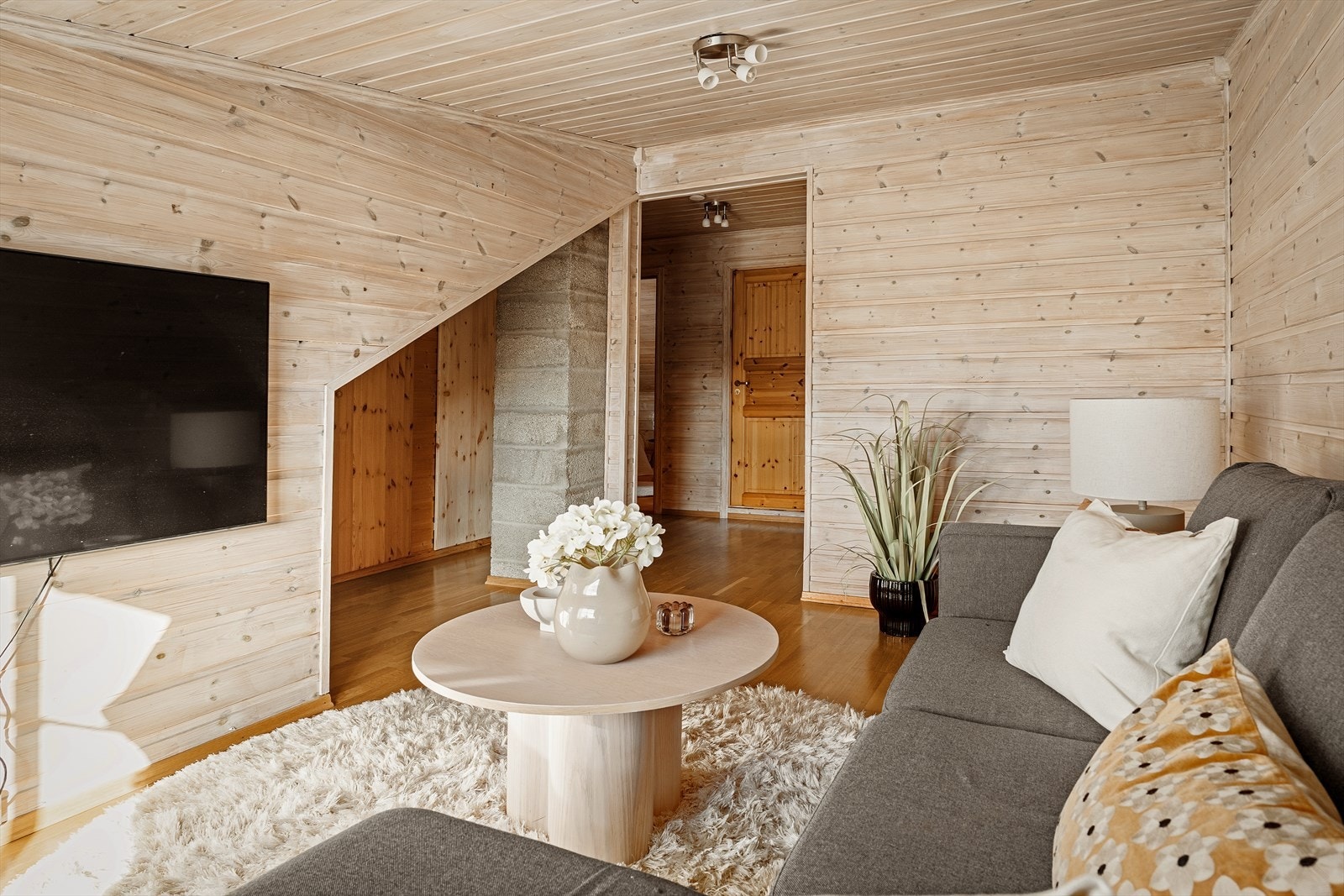 TV-stue med fleksible møbleringsmuligheter og rom for hygge. Galleribilde