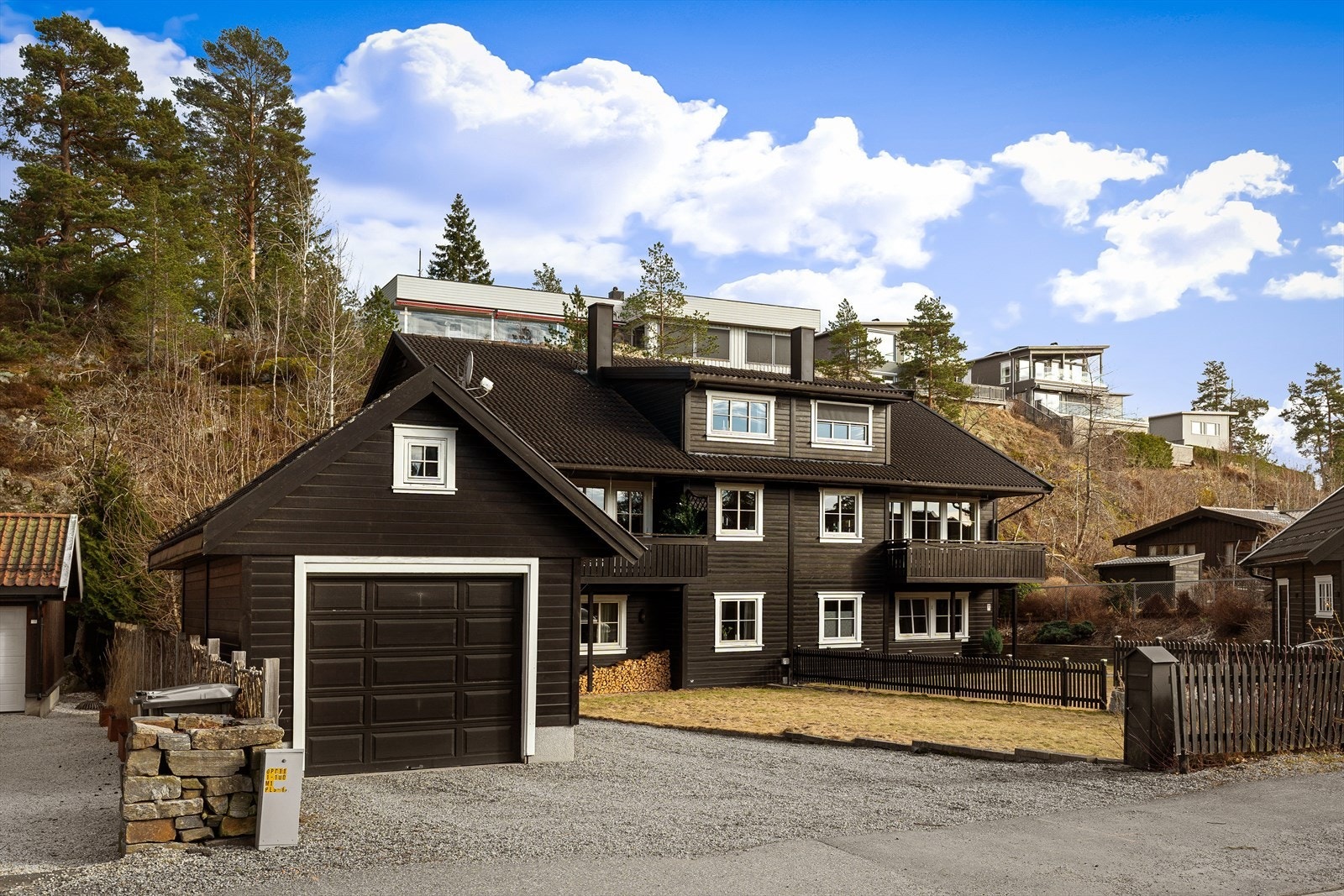 Garasje med elbillader medfølger. Galleribilde